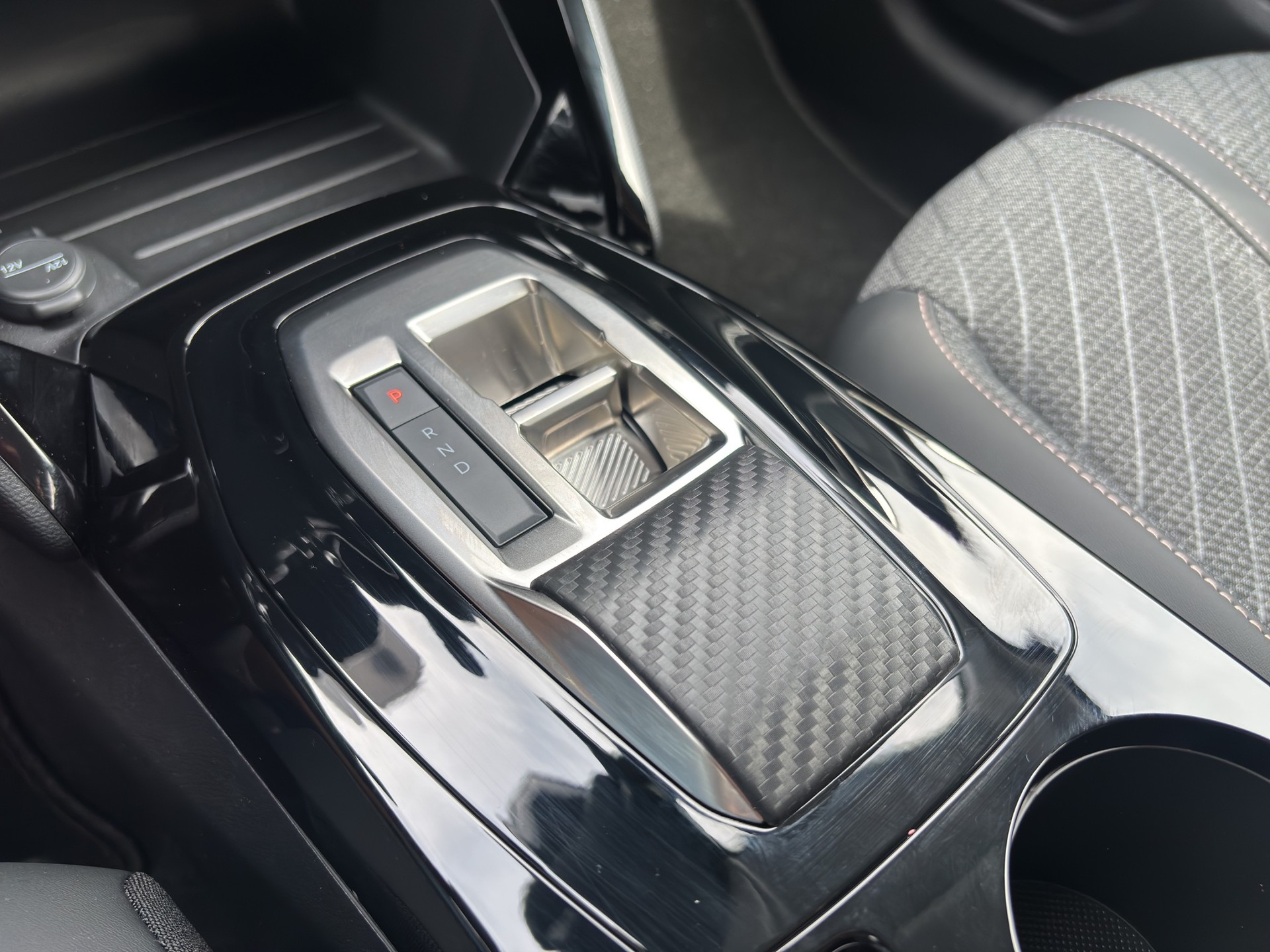 PEUGEOT 208 1.2 MHEV 110 Allure-image-9