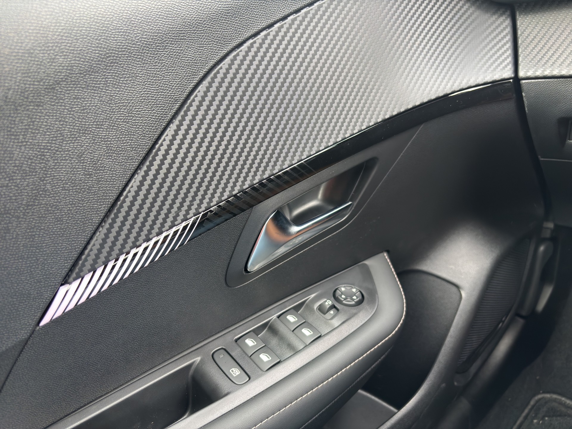 PEUGEOT 208 1.2 MHEV 110 Allure-image-13