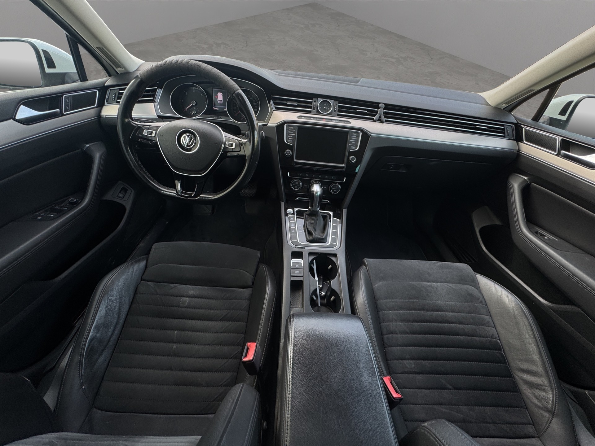 VW Passat Variant 2.0 TDI BMT Highline DSG 4Motion-image-12