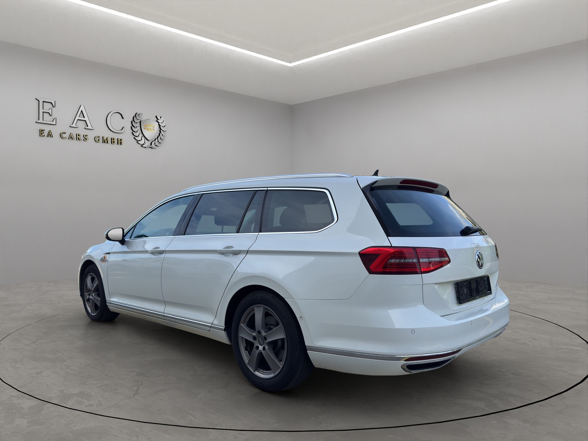 VW Passat Variant 2.0 TDI BMT Highline DSG 4Motion-image-2