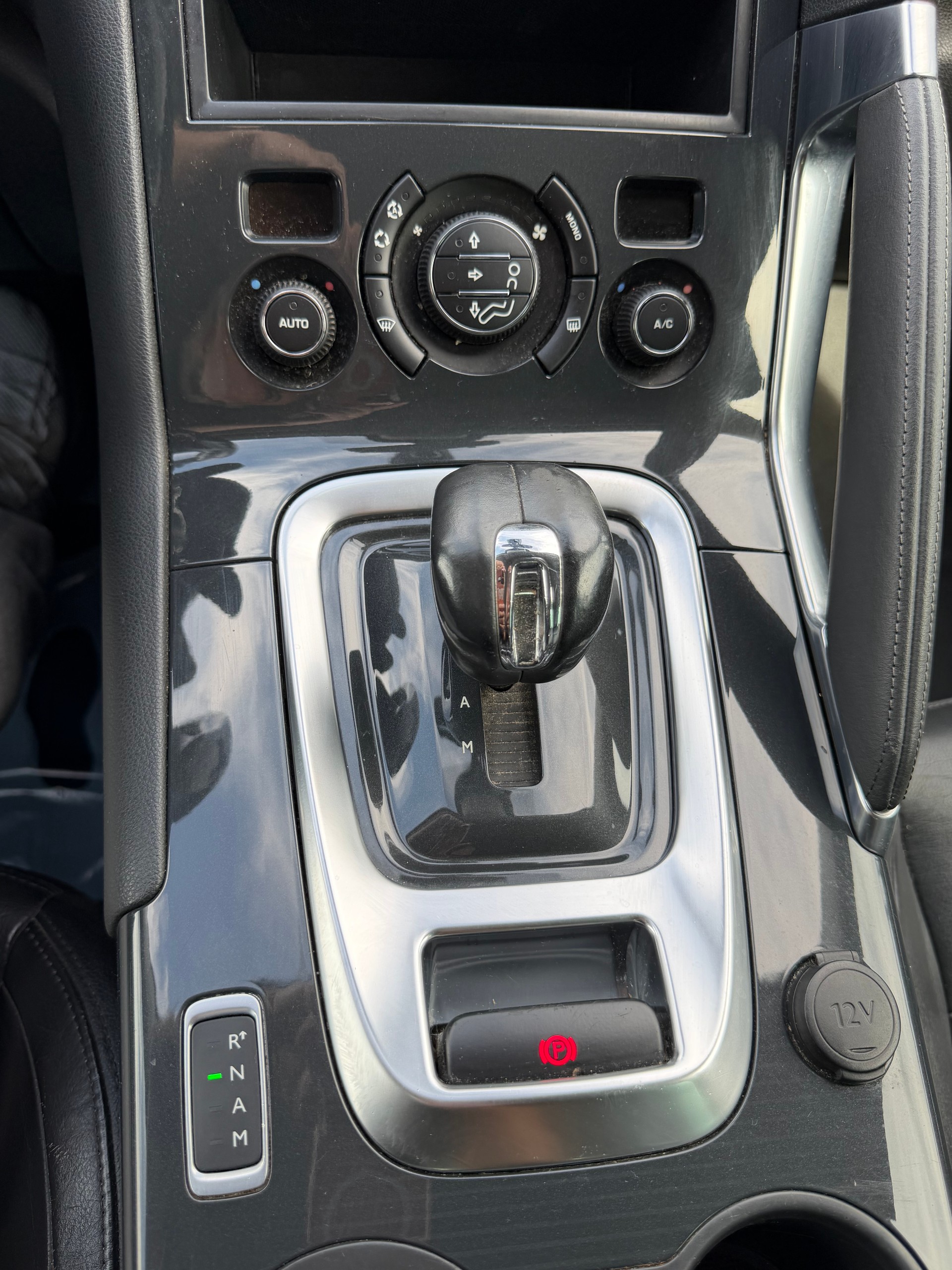 PEUGEOT 3008 HYbrid4 2.0 HDI ETG6-image-9