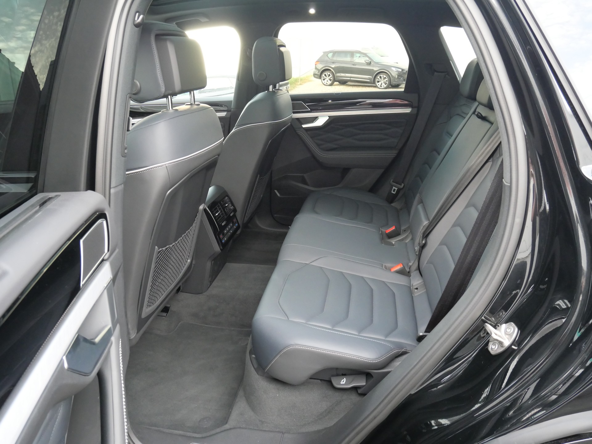 VW Touareg 3.0 TDI R-Line Final Edition Tiptronic *5 J. Garantie, Allradlenkung, Luftfahrwerk, Sitzlüftung*-image-9