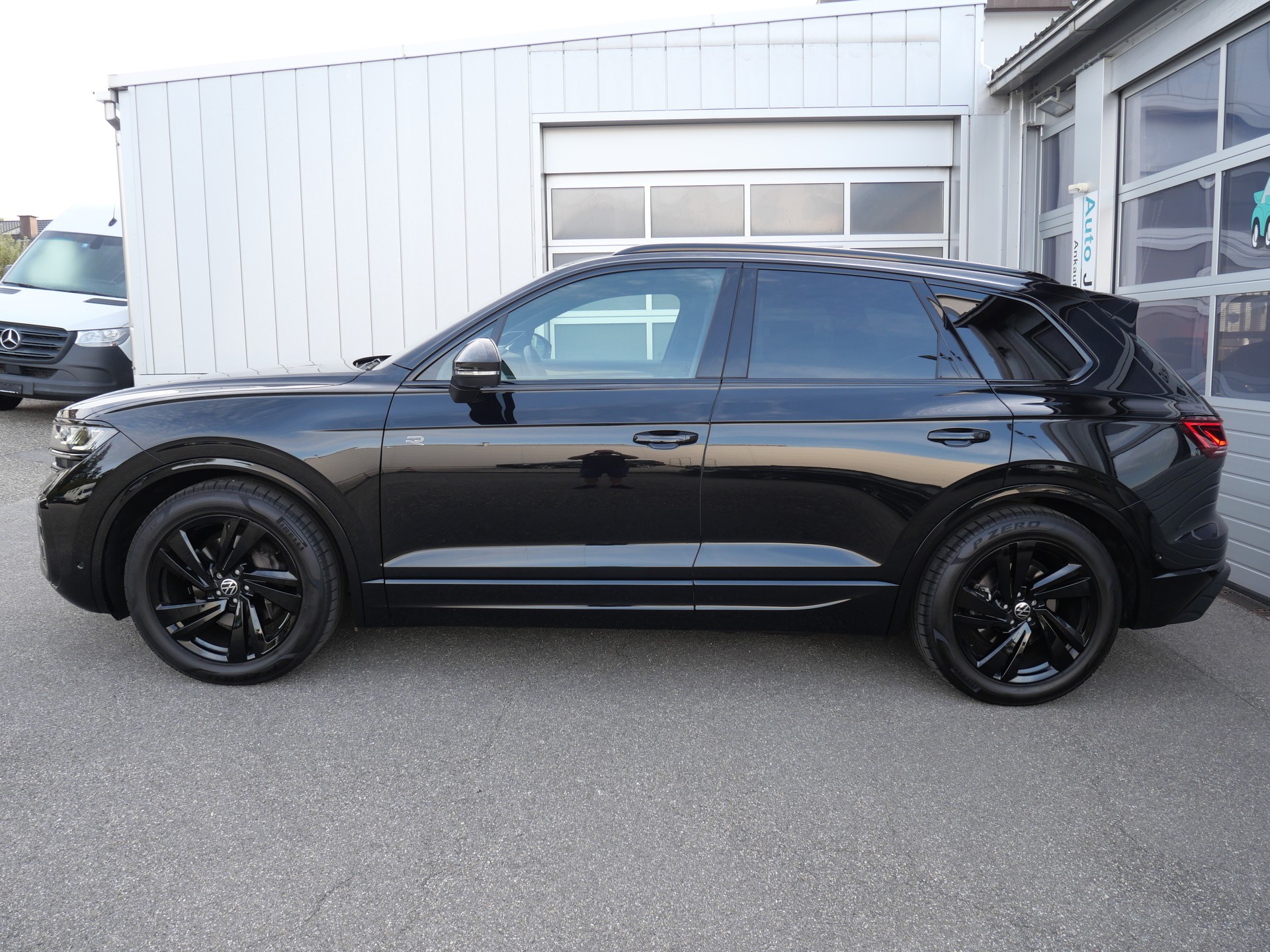 VW Touareg 3.0 TDI R-Line Final Edition Tiptronic *5 J. Garantie, Allradlenkung, Luftfahrwerk, Sitzlüftung*-image-1