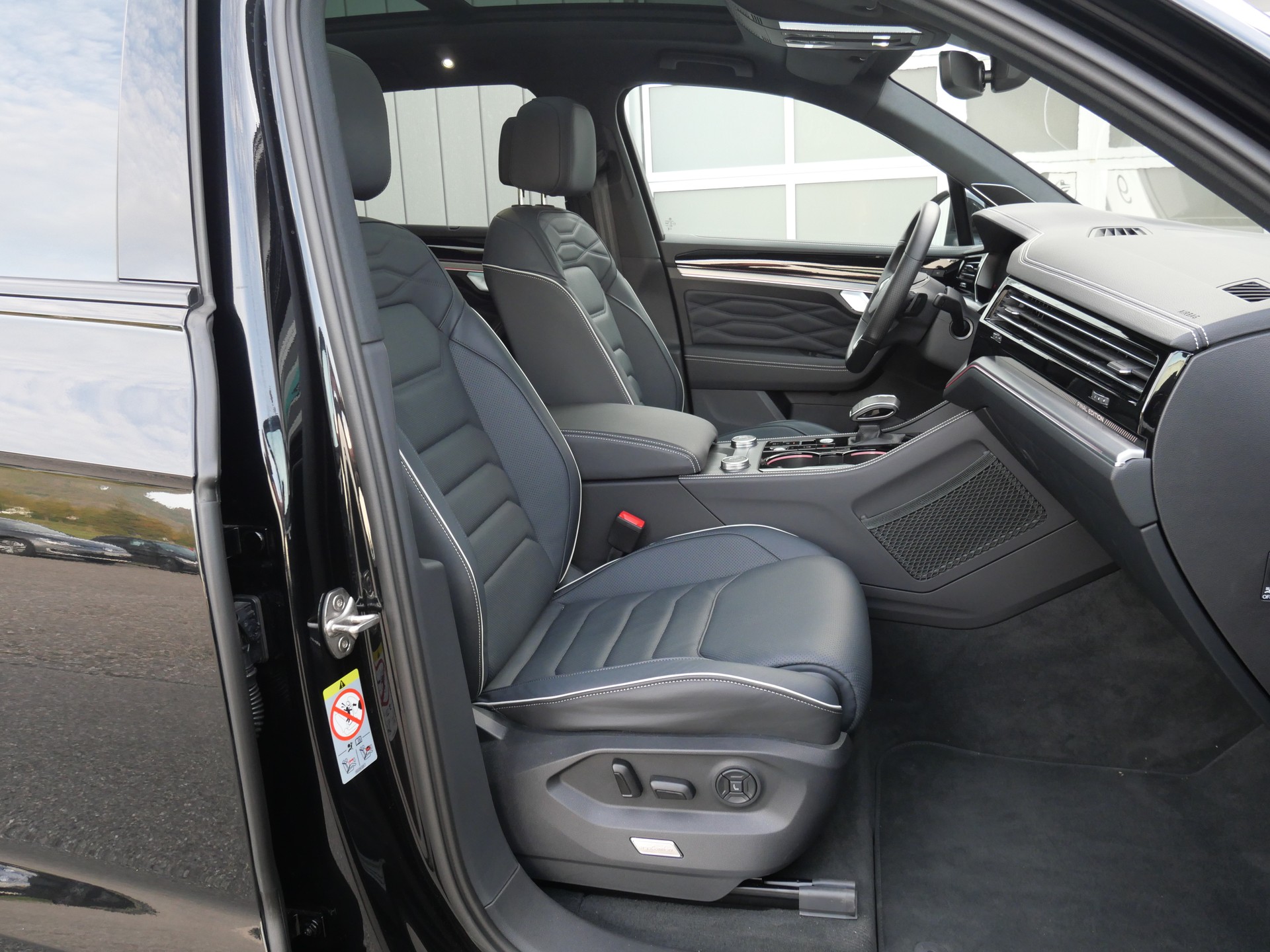 VW Touareg 3.0 TDI R-Line Final Edition Tiptronic *5 J. Garantie, Allradlenkung, Luftfahrwerk, Sitzlüftung*-image-12