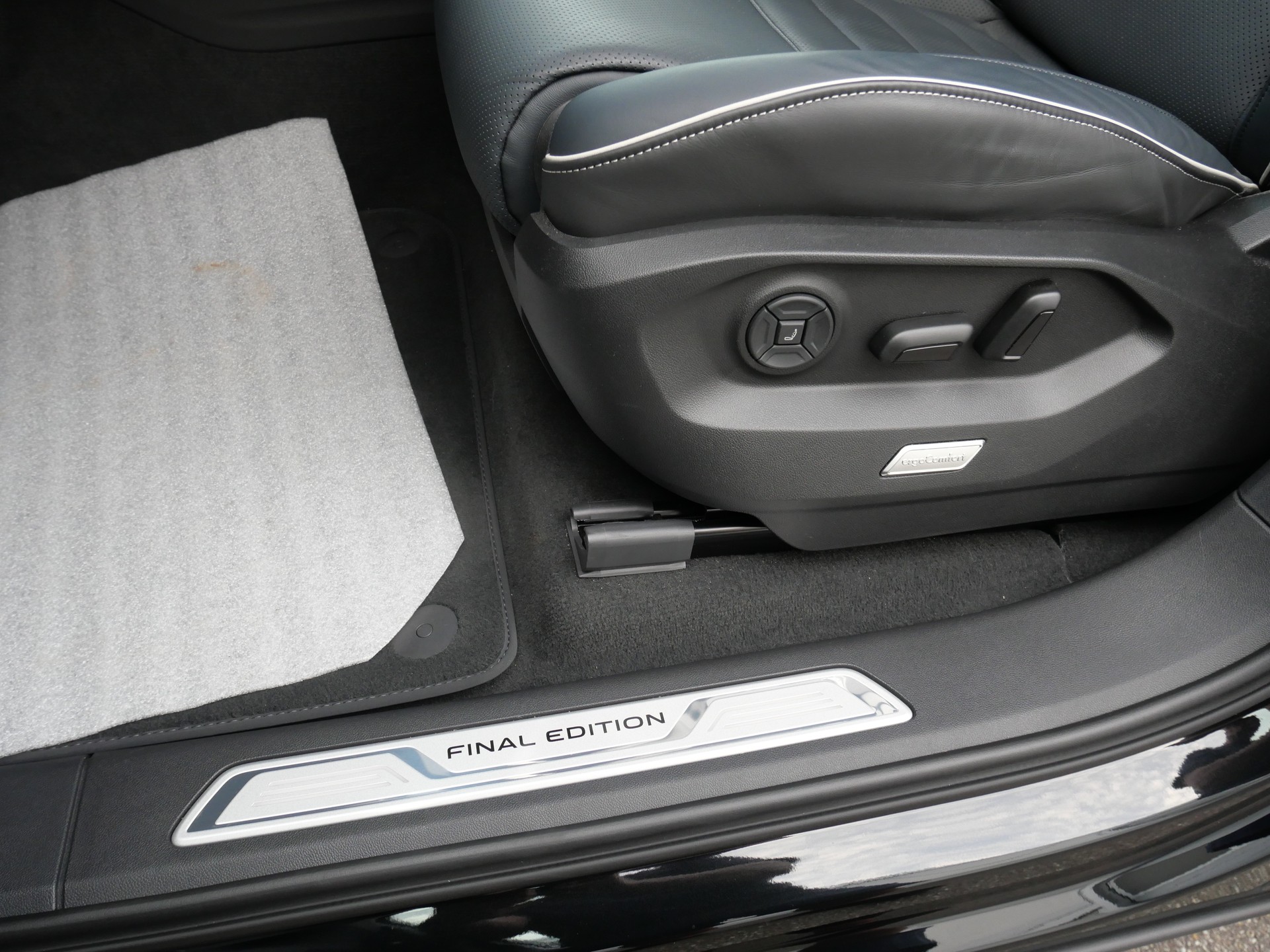 VW Touareg 3.0 TDI R-Line Final Edition Tiptronic *5 J. Garantie, Allradlenkung, Luftfahrwerk, Sitzlüftung*-image-14
