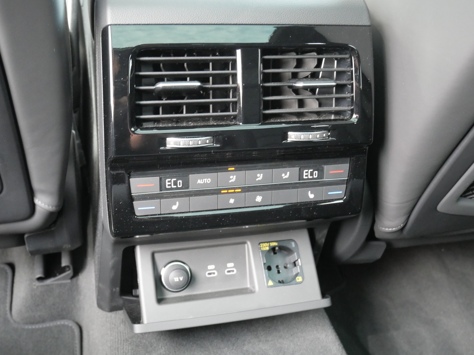 VW Touareg 3.0 TDI R-Line Final Edition Tiptronic *5 J. Garantie, Allradlenkung, Luftfahrwerk, Sitzlüftung*-image-10