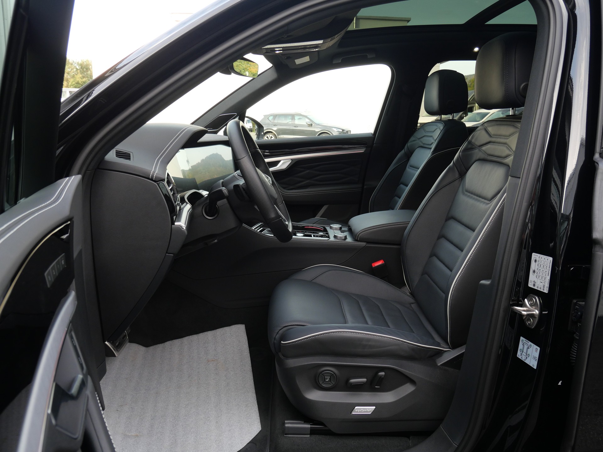VW Touareg 3.0 TDI R-Line Final Edition Tiptronic *5 J. Garantie, Allradlenkung, Luftfahrwerk, Sitzlüftung*-image-13