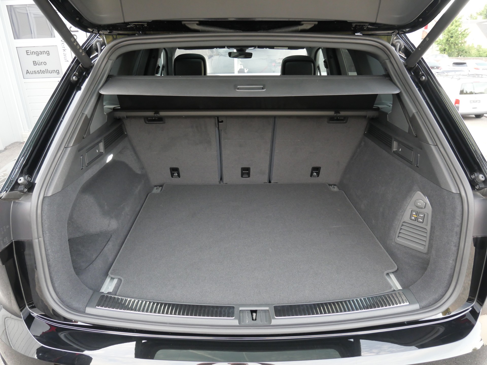 VW Touareg 3.0 TDI R-Line Final Edition Tiptronic *5 J. Garantie, Allradlenkung, Luftfahrwerk, Sitzlüftung*-image-6