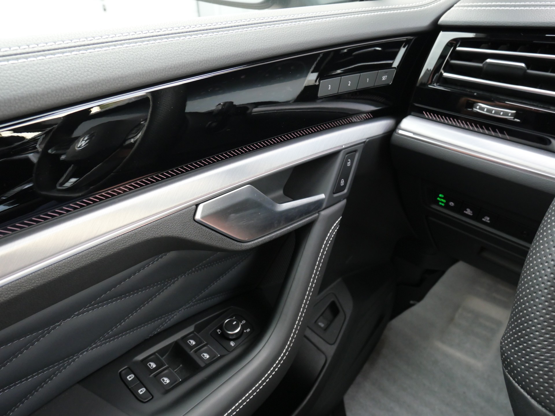 VW Touareg 3.0 TDI R-Line Final Edition Tiptronic *5 J. Garantie, Allradlenkung, Luftfahrwerk, Sitzlüftung*-image-30