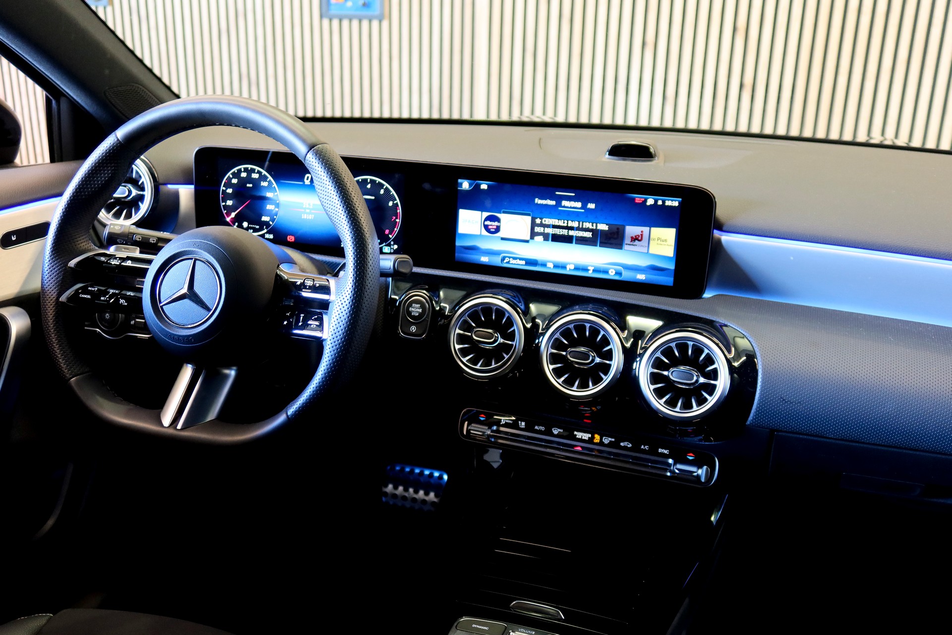 MERCEDES-BENZ A 200 Night Star AMG Line-image-11