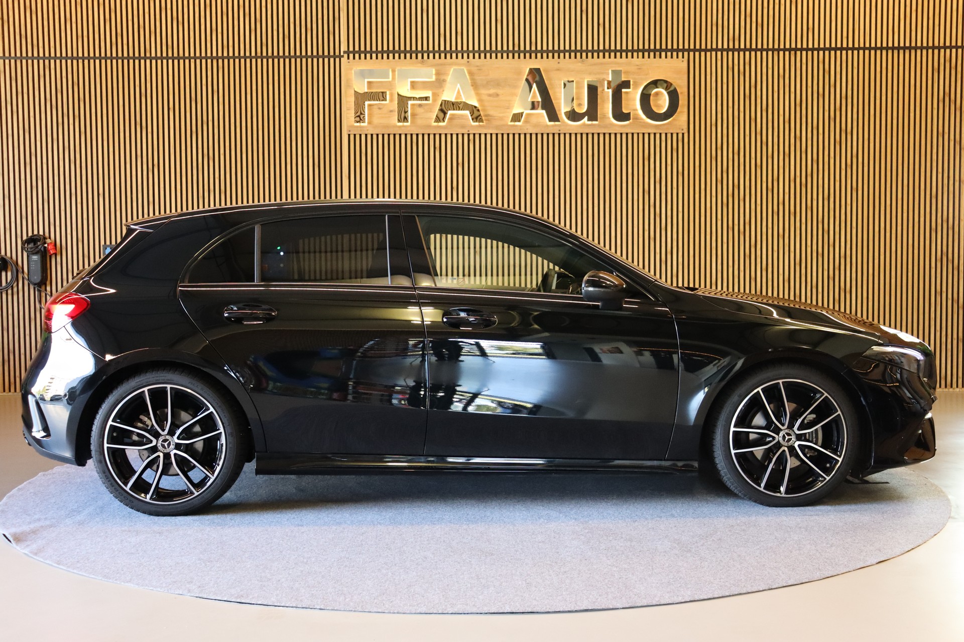 MERCEDES-BENZ A 200 Night Star AMG Line-image-5
