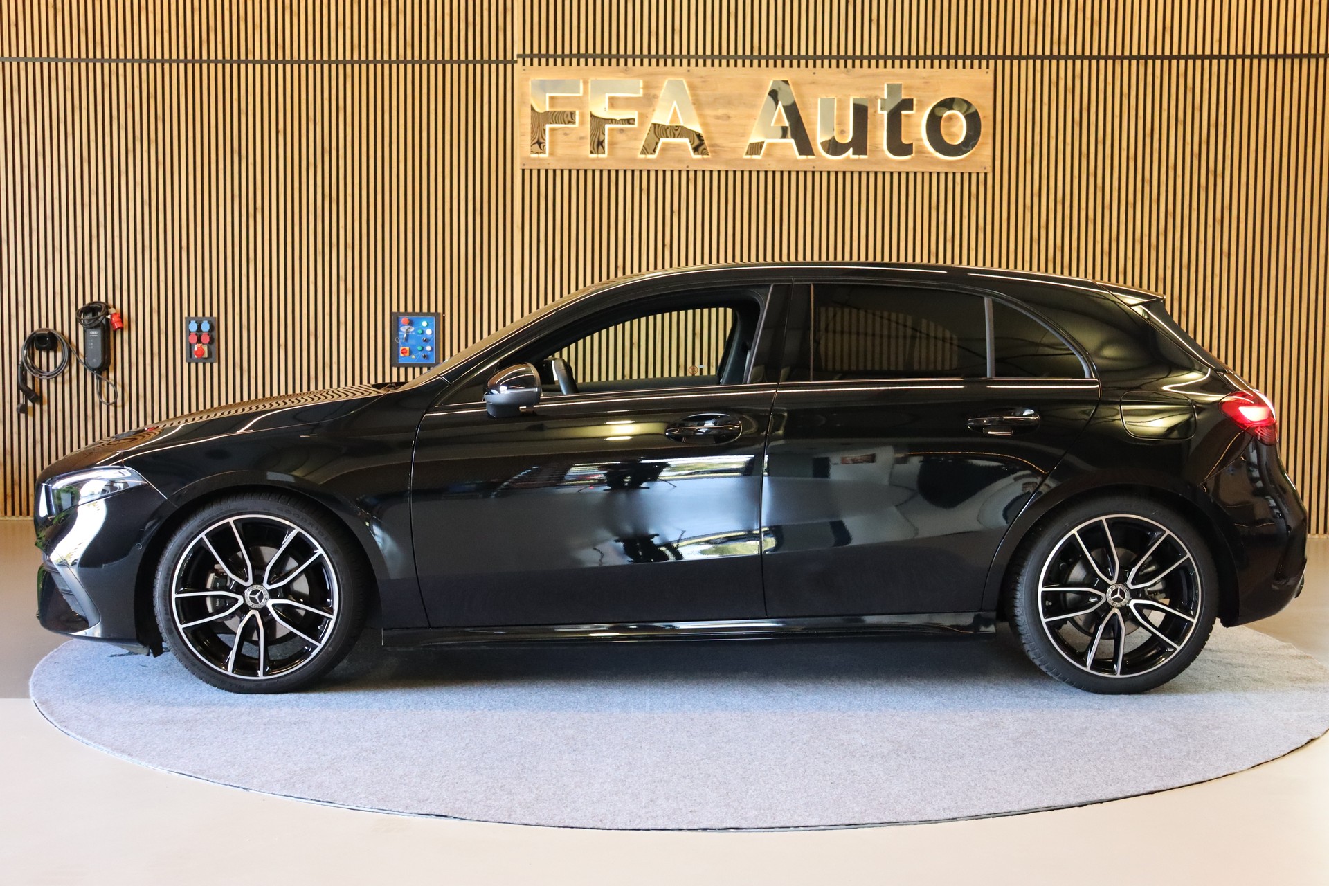 MERCEDES-BENZ A 200 Night Star AMG Line-image-9