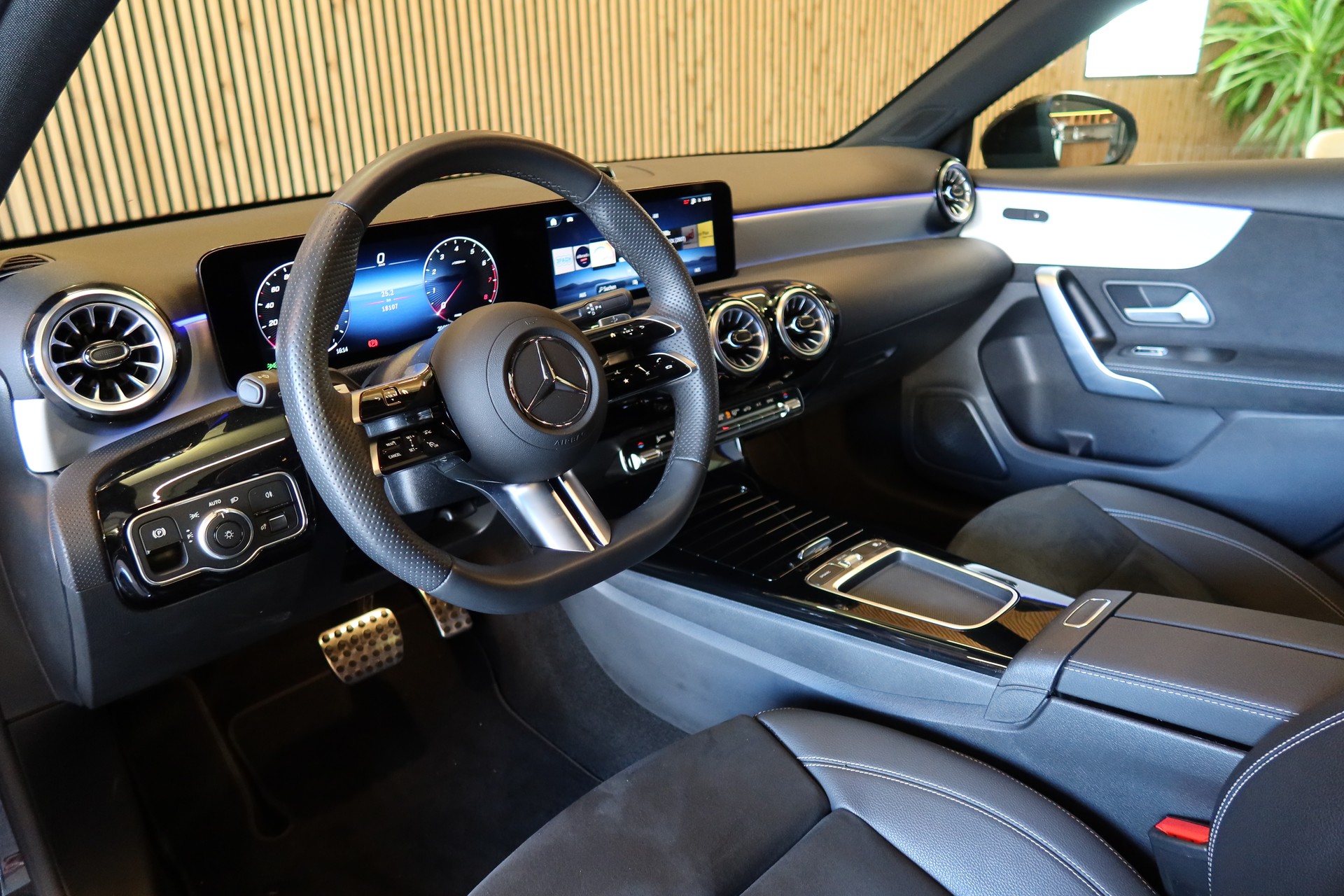 MERCEDES-BENZ A 200 Night Star AMG Line-image-10