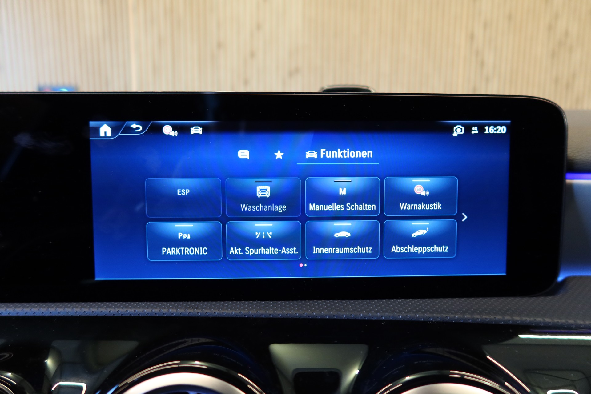MERCEDES-BENZ A 200 Night Star AMG Line-image-18