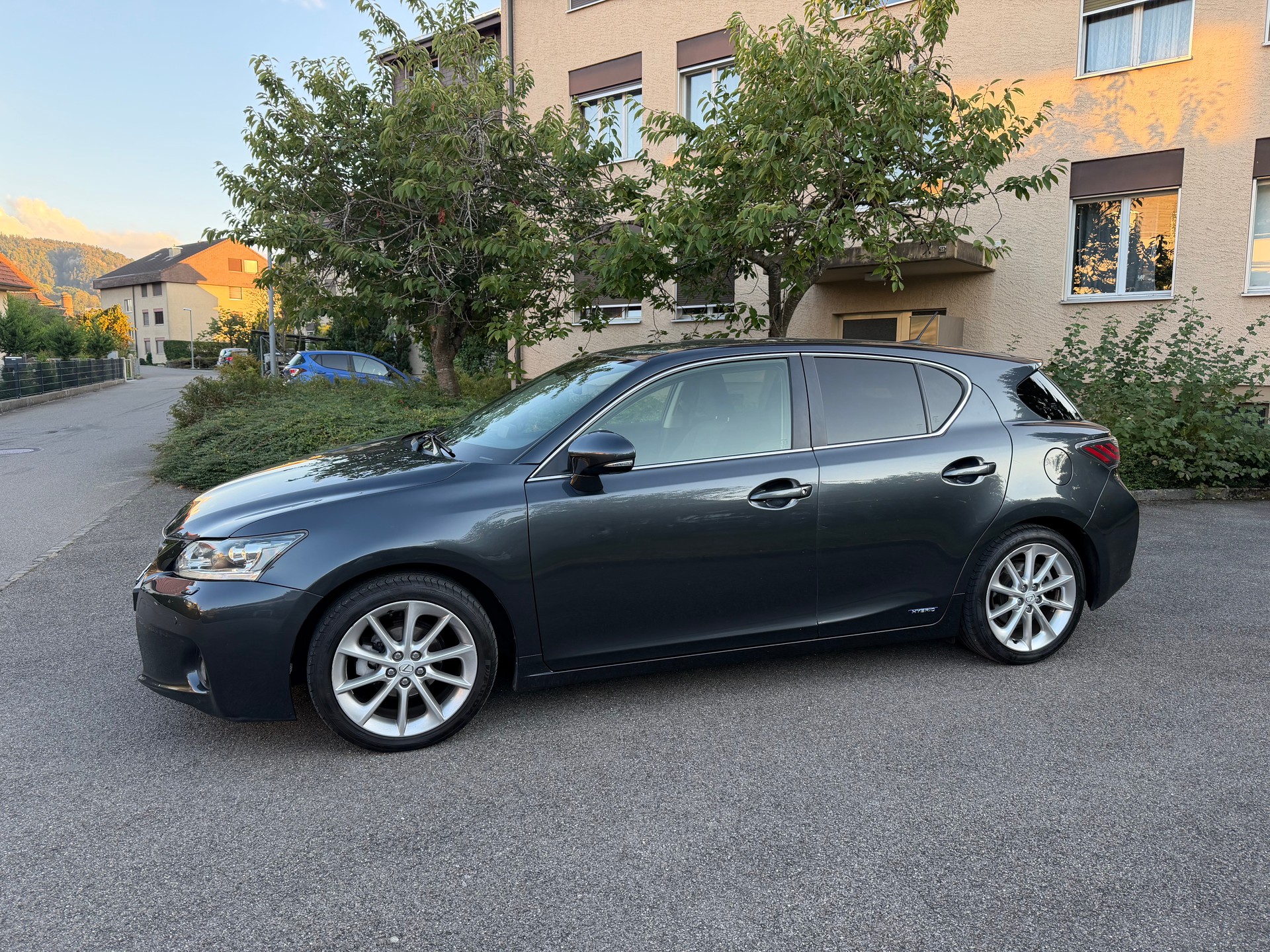 LEXUS CT 200h 1.8 excellence CVT-image-2