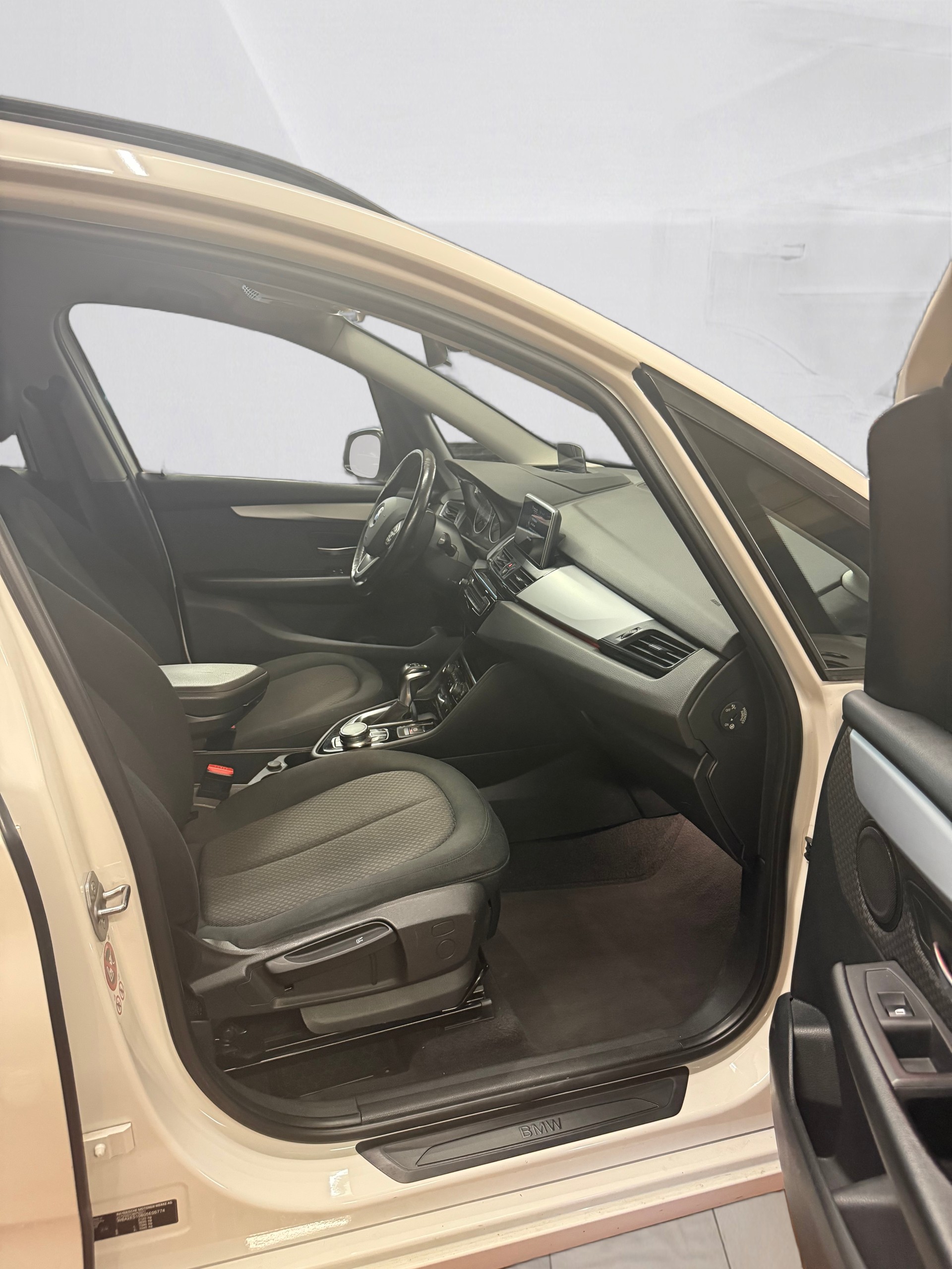 BMW 218d Gran Tourer Steptronic-image-9