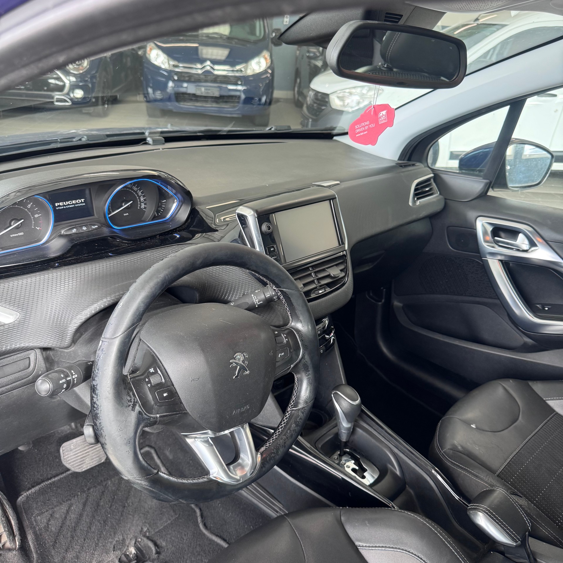 PEUGEOT 2008 1.2 PureTech Style EAT6-image-6