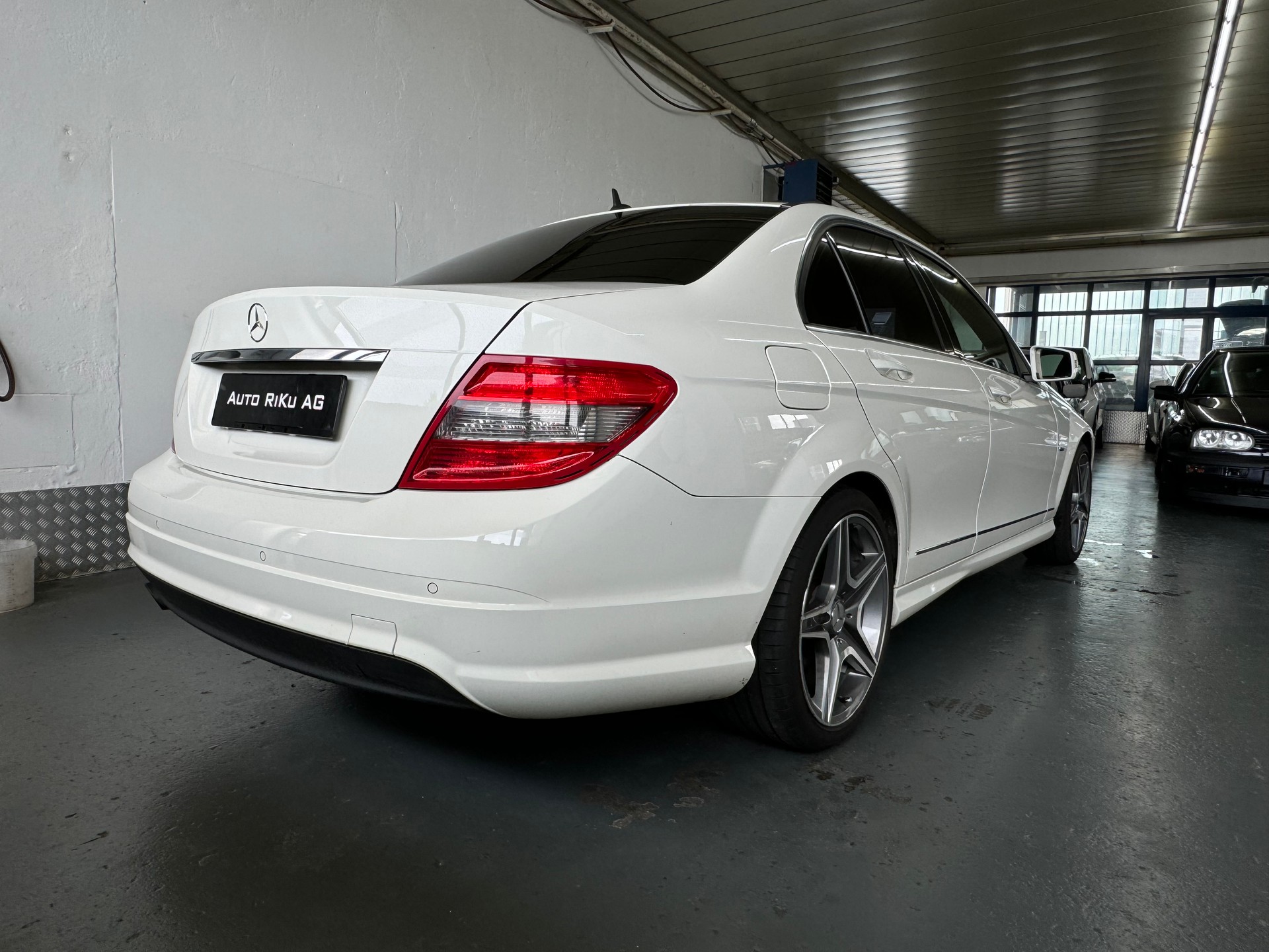 MERCEDES-BENZ C 180 CGI BlueEfficiency White Star Automatic-image-7