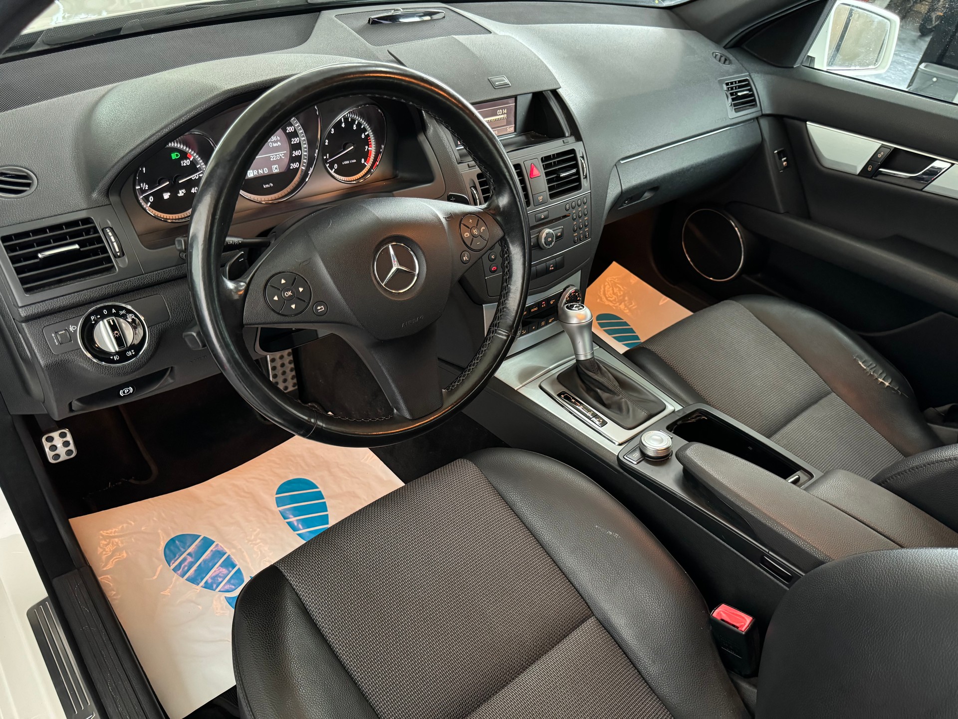 MERCEDES-BENZ C 180 CGI BlueEfficiency White Star Automatic-image-11