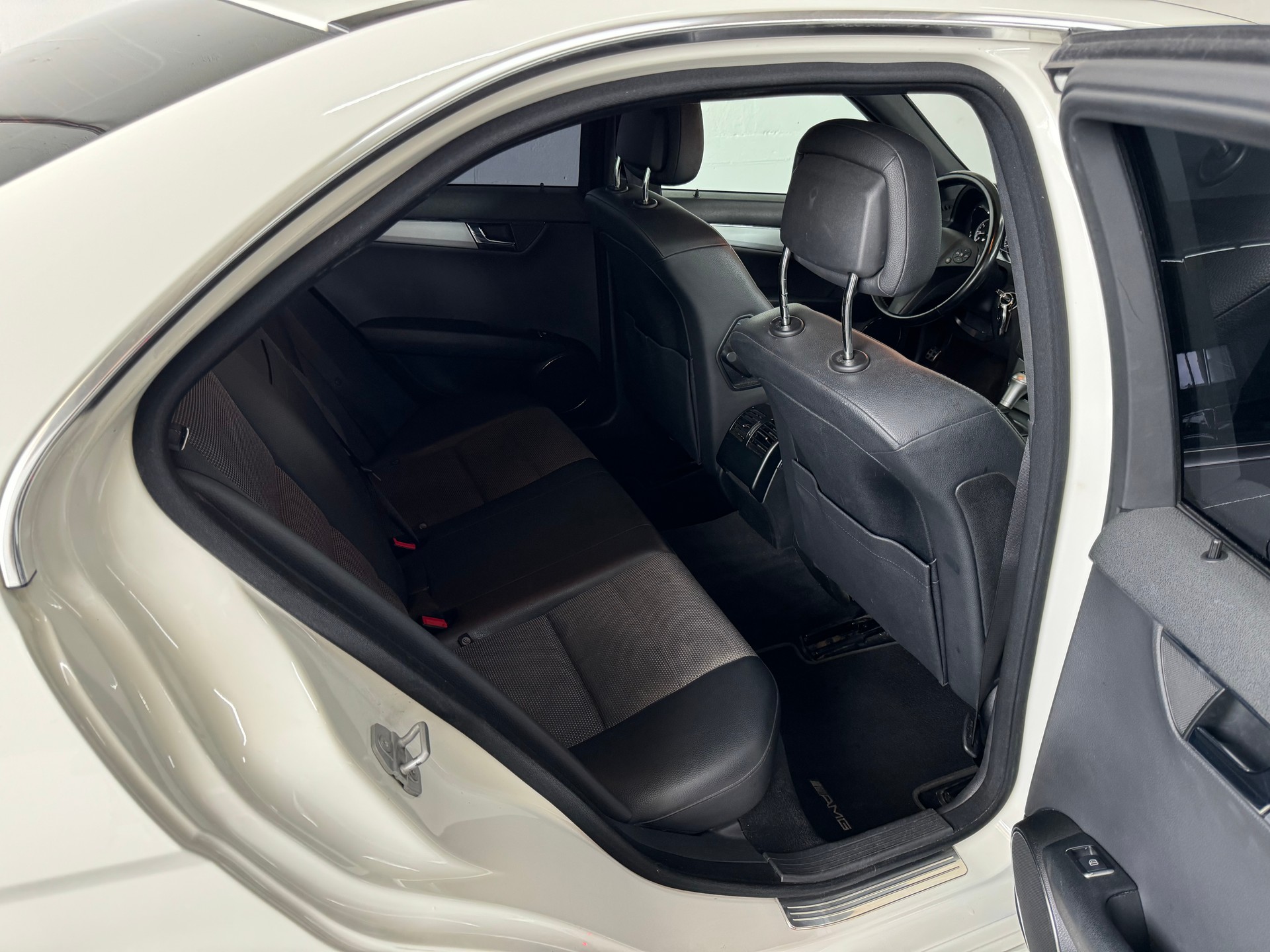 MERCEDES-BENZ C 180 CGI BlueEfficiency White Star Automatic-image-18