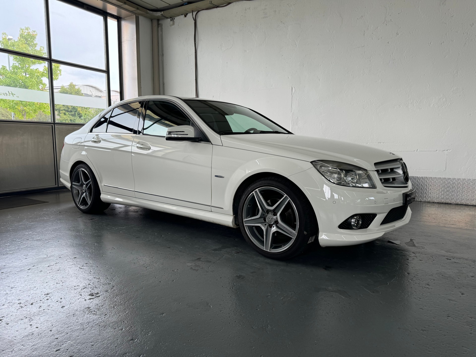 MERCEDES-BENZ C 180 CGI BlueEfficiency White Star Automatic-image-1