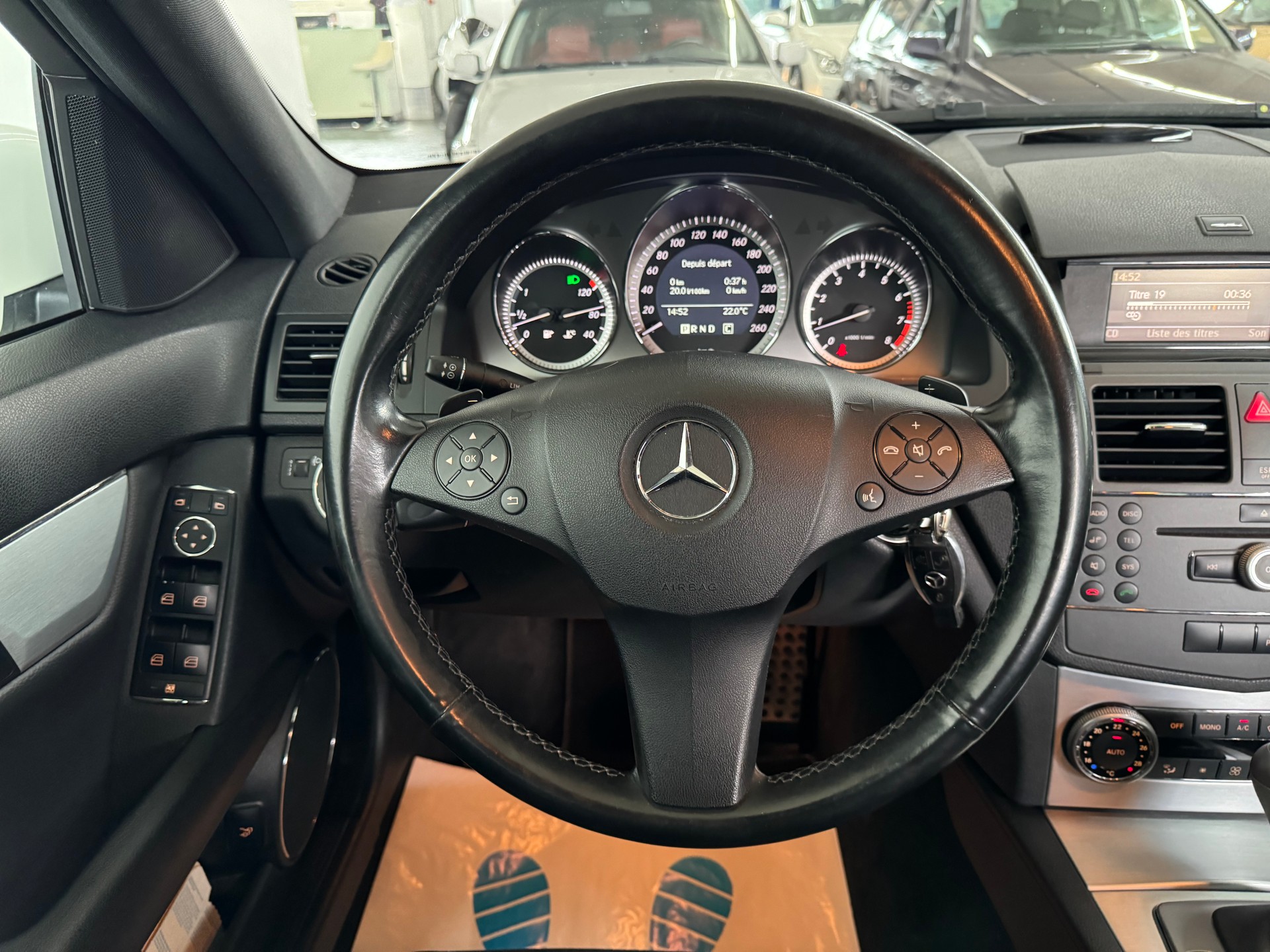 MERCEDES-BENZ C 180 CGI BlueEfficiency White Star Automatic-image-15