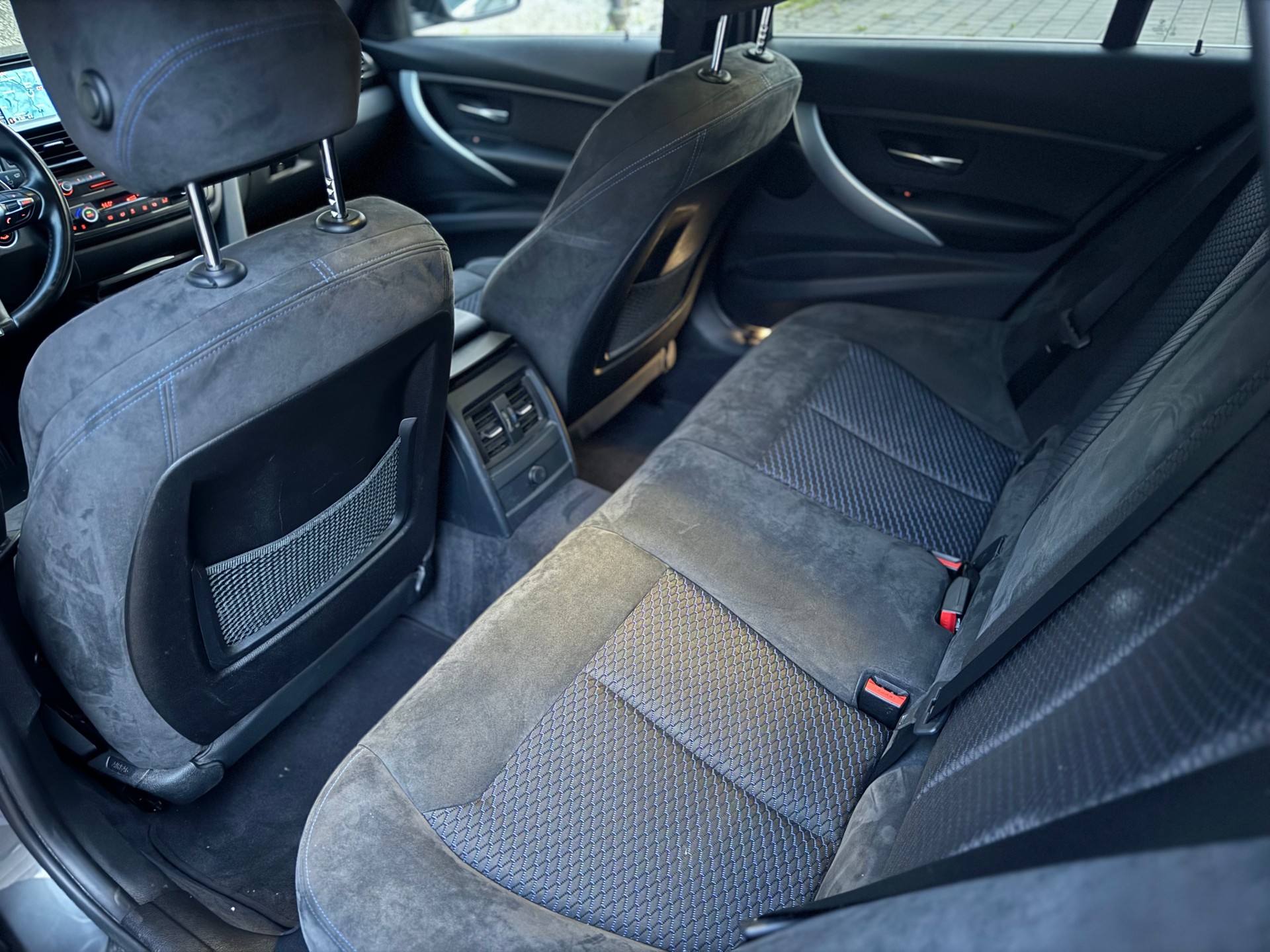 BMW 320d xDrive Touring Steptronic-image-11