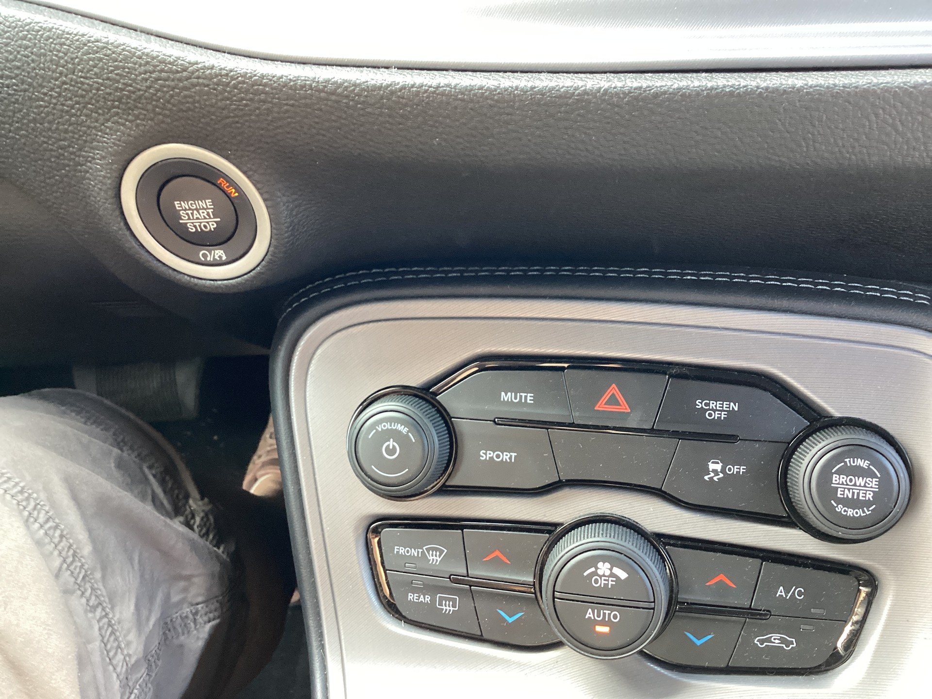 DODGE Challenger SXT 3.6-image-26