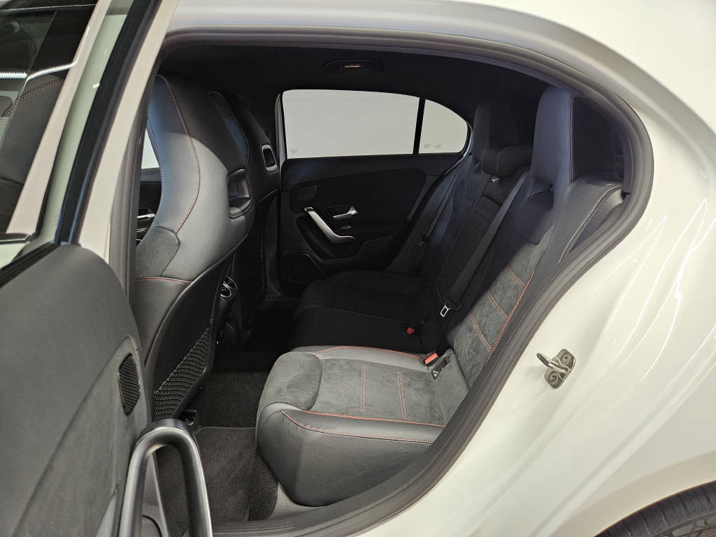 MERCEDES-BENZ A 250 e AMG Line EQ Star-image-12