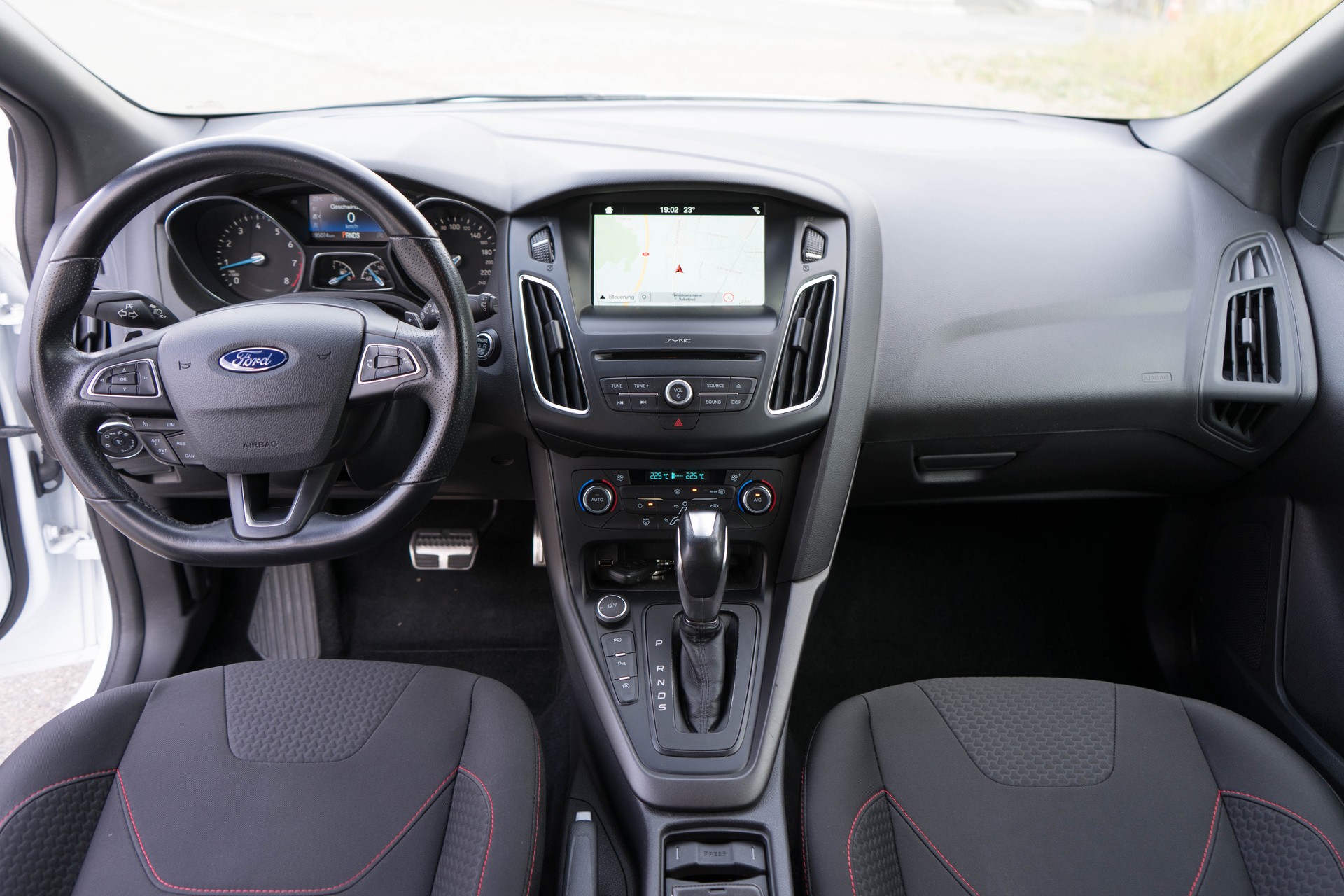 FORD Focus 1.5 SCTi ST Line Automatic-image-13
