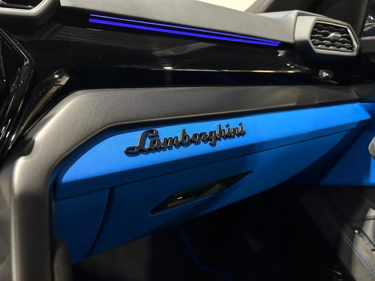 LAMBORGHINI Urus 4.0 S 60 years anniversary-image-23