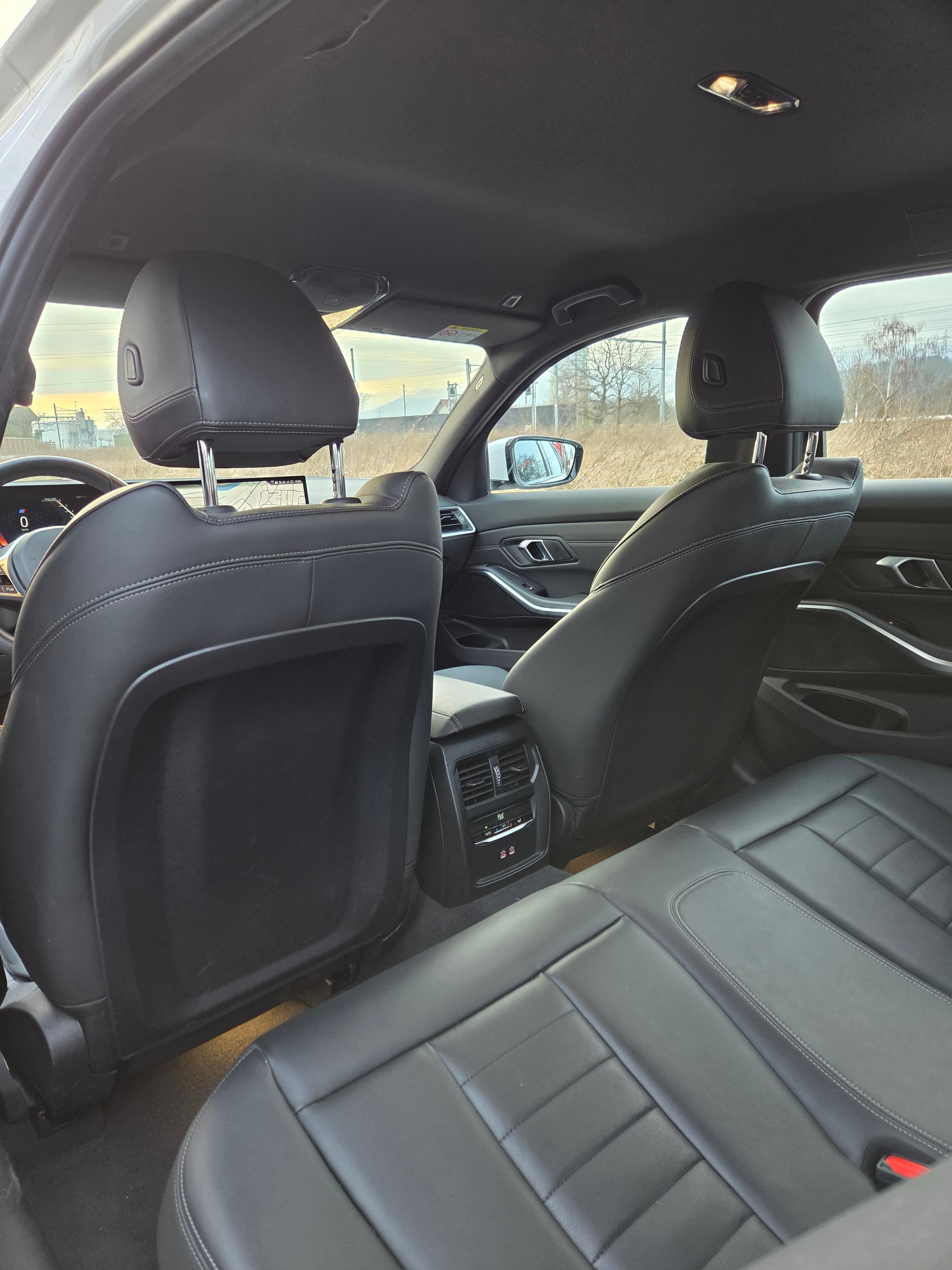 BMW 330d xDrive 48V Touring Steptronic M Sport-image-10