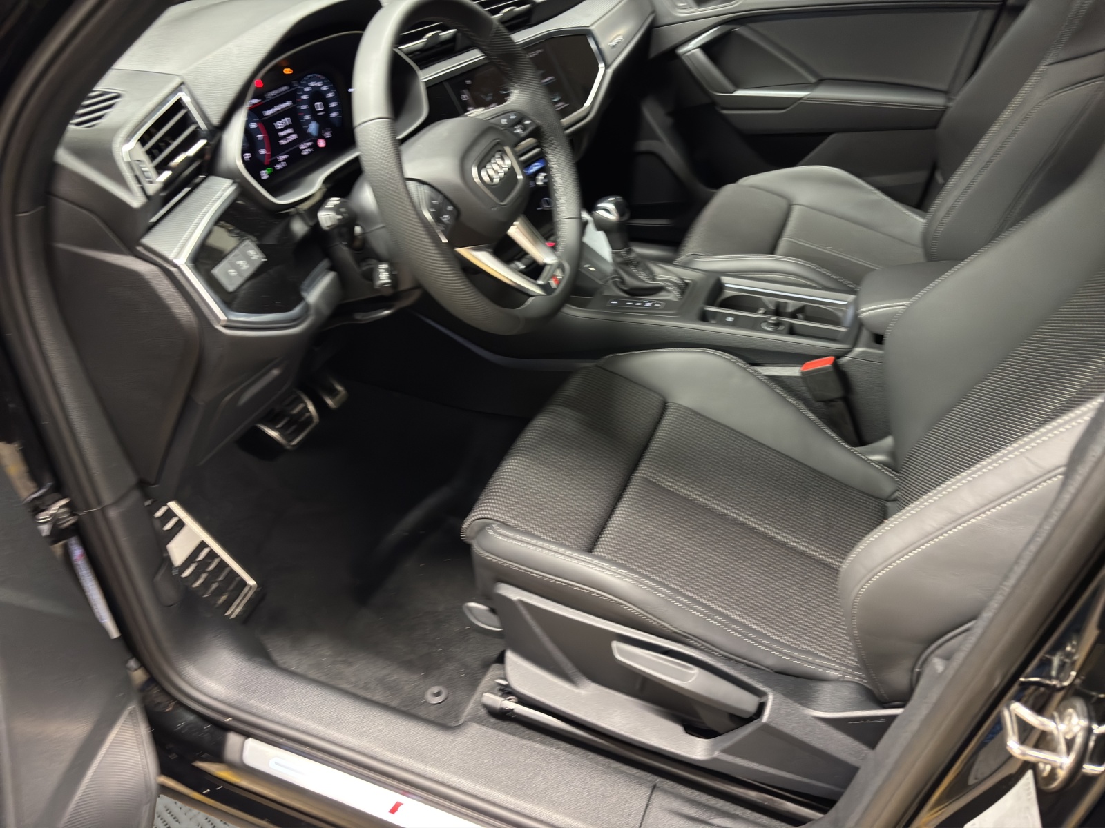 AUDI Q3 2.0 40 TFSI S line quattro S-Tronic-image-5