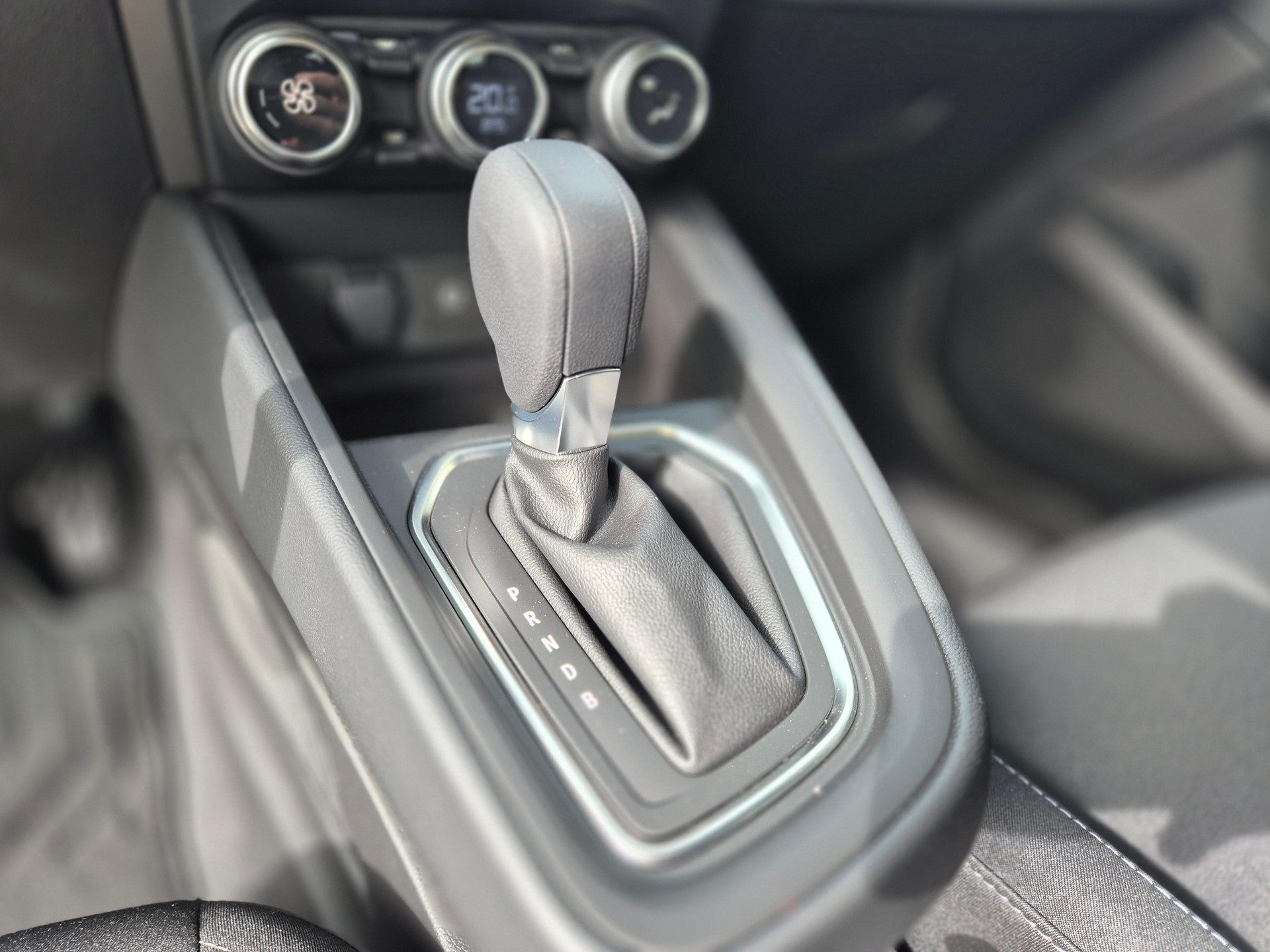 MITSUBISHI Colt 1.6 HEV Invite-image-9