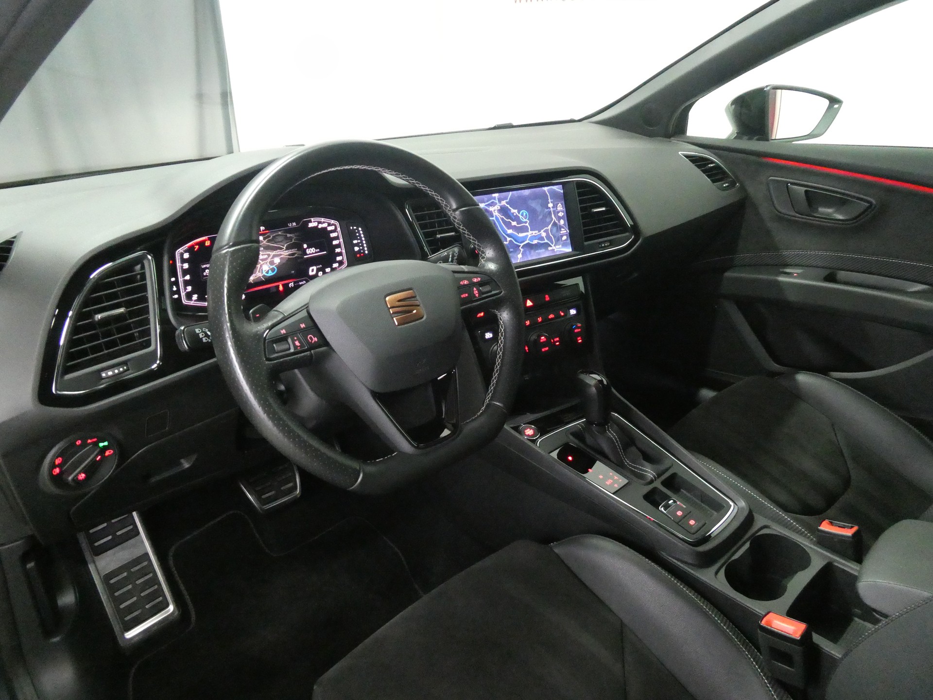 SEAT Leon ST 2.0 TSI Cupra 300 4 Drive DSG - Digital Cockpit - Navi - Beats - DCC - Kamera - 300 PS-image-8