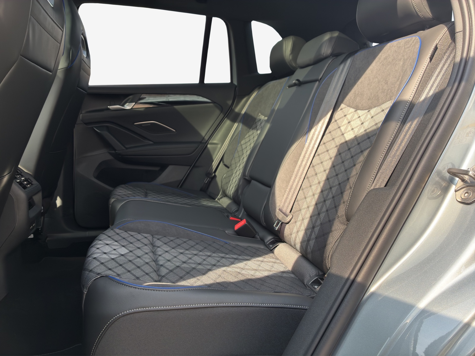 VW Tiguan 2.0 TDI SCR R-Line 4Motion DSG-image-11