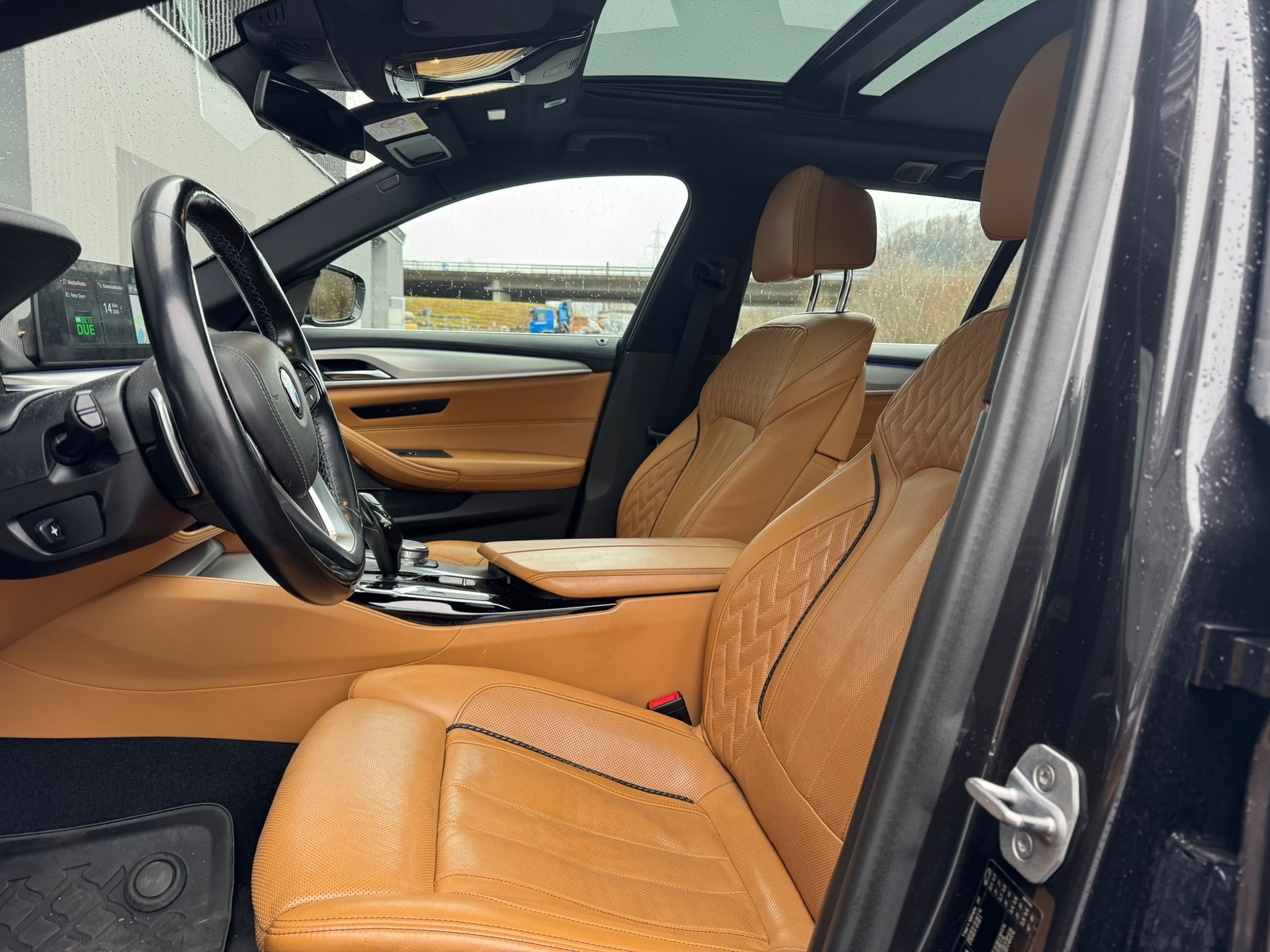BMW 540i xDrive Touring Luxury Line Steptronic-image-4