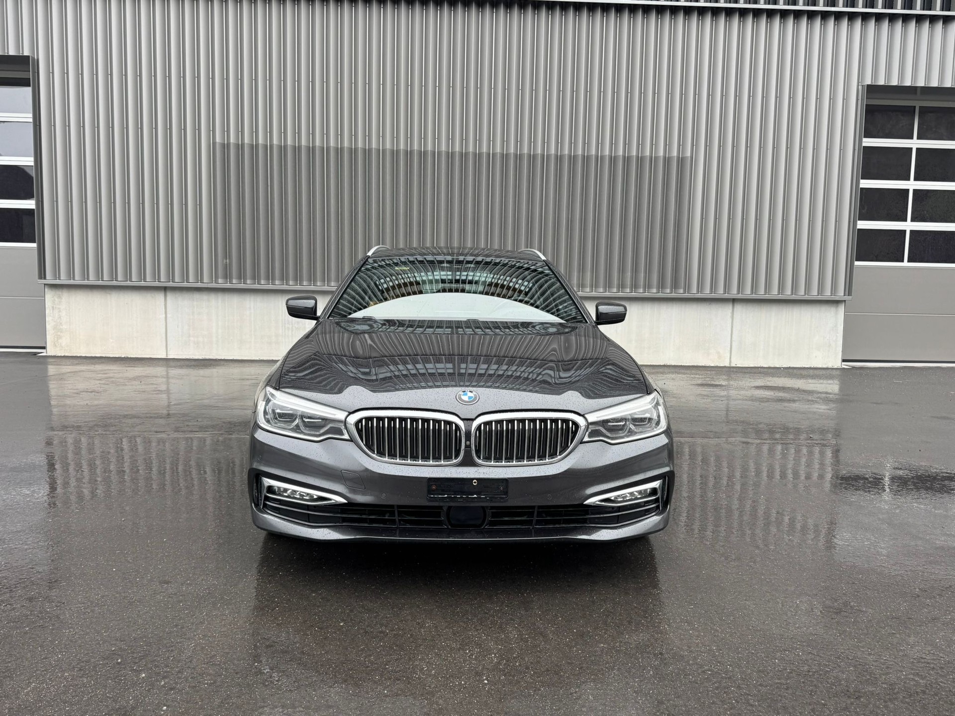 BMW 540i xDrive Touring Luxury Line Steptronic-image-0
