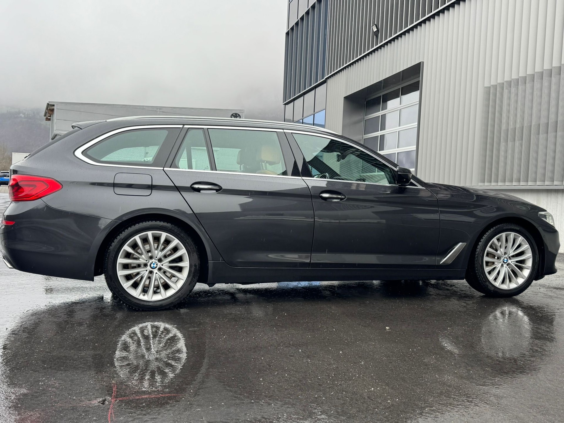 BMW 540i xDrive Touring Luxury Line Steptronic-image-14
