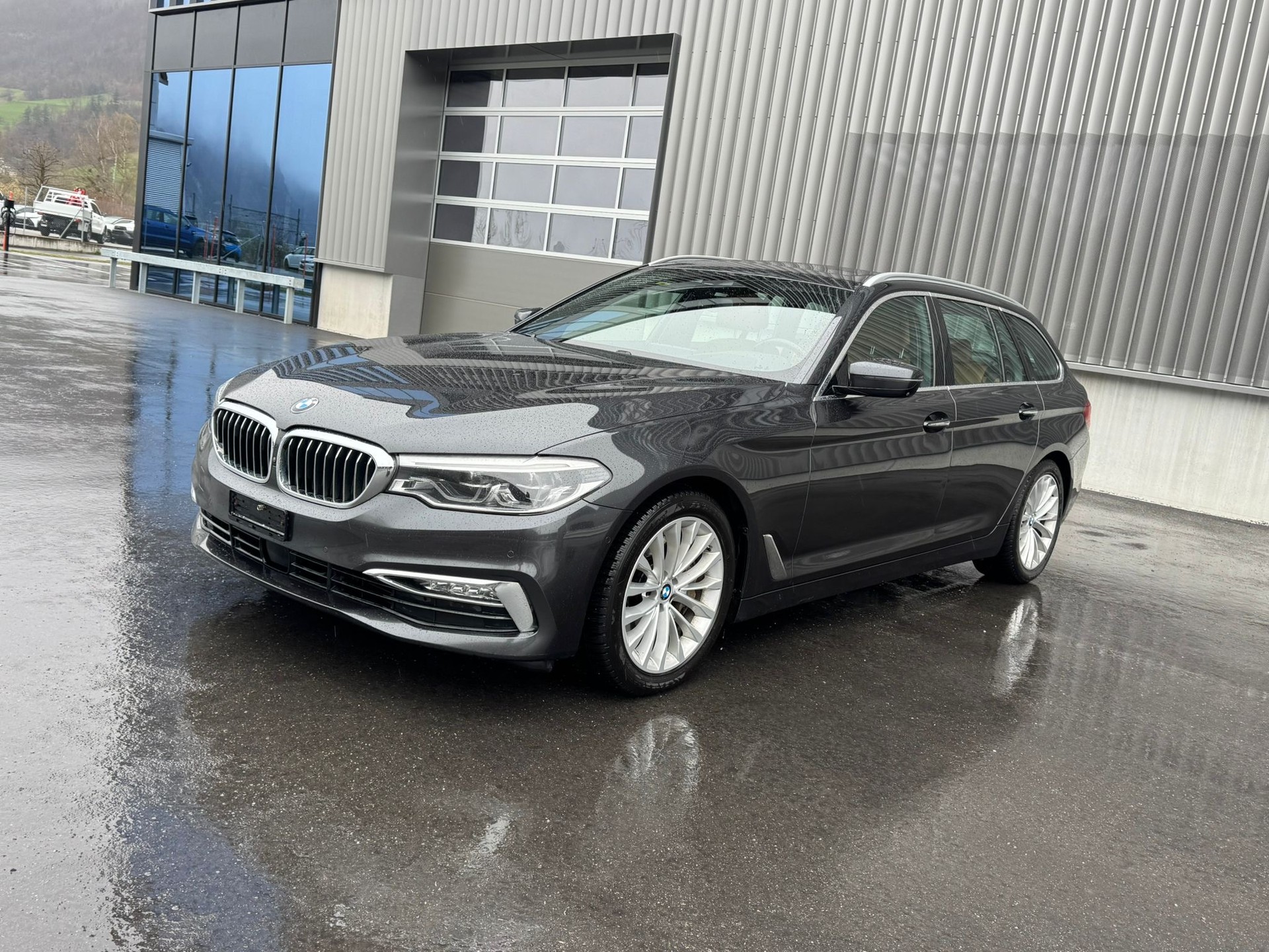 BMW 540i xDrive Touring Luxury Line Steptronic-image-2