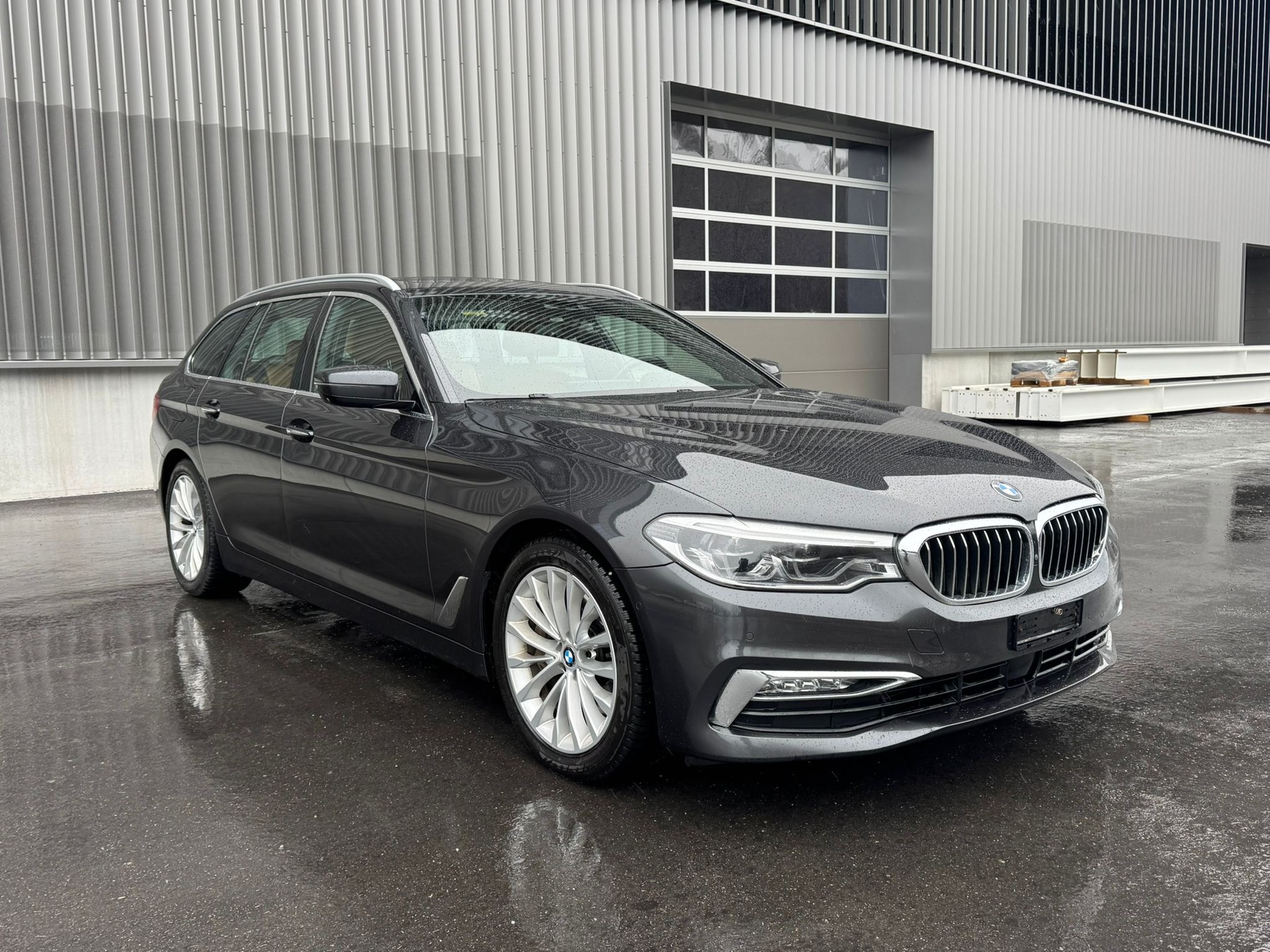 BMW 540i xDrive Touring Luxury Line Steptronic-image-1