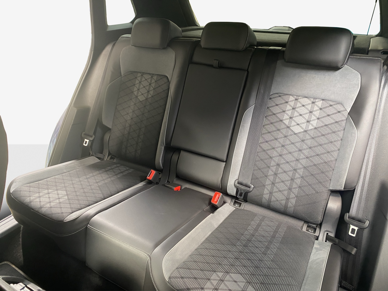 VW Tiguan 2.0 TDI SCR R-Line 4Motion DSG-image-11