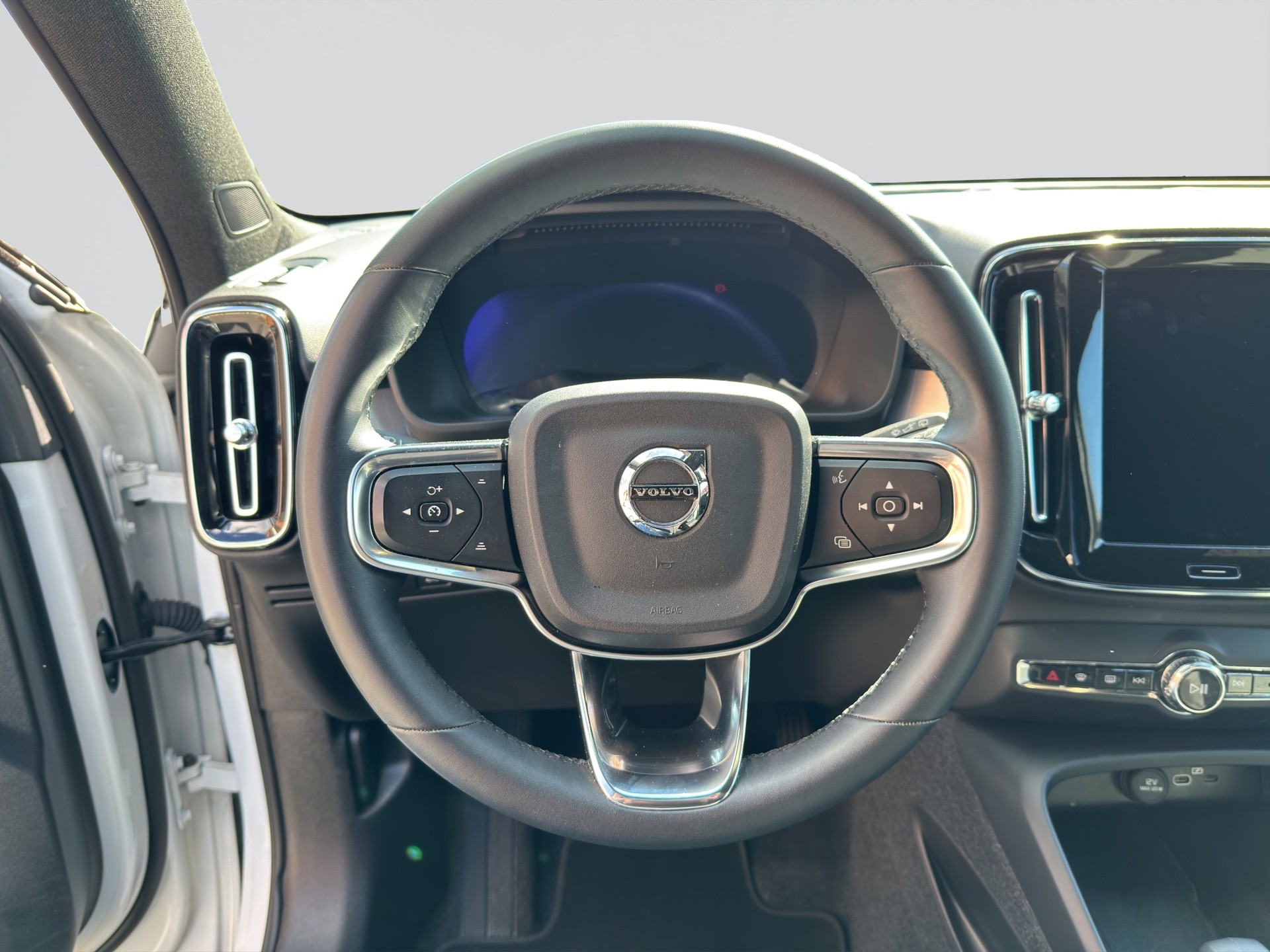 VOLVO XC40 B3 Benzin Mild Hybrid Core DCT-image-9