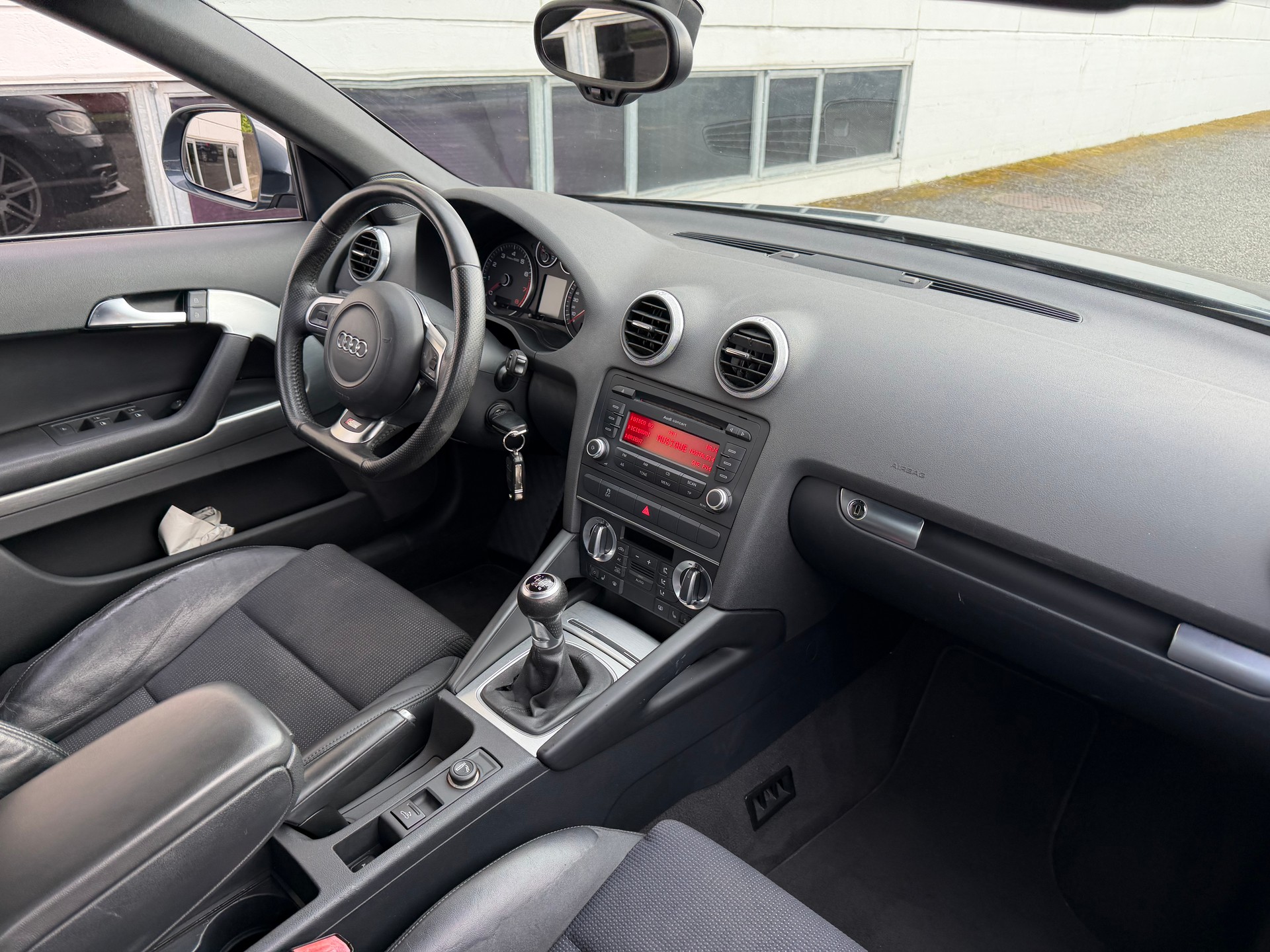 AUDI A3 Cabriolet 1.8 TFSI Attraction-image-3
