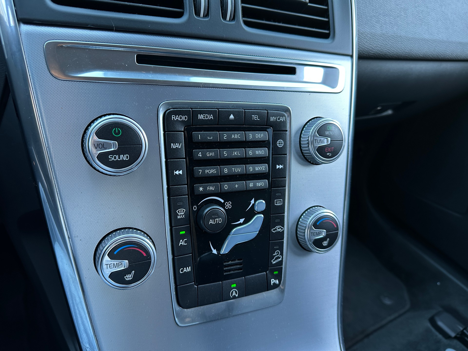 VOLVO XC60 D4 AWD Summum Geartronic-image-11