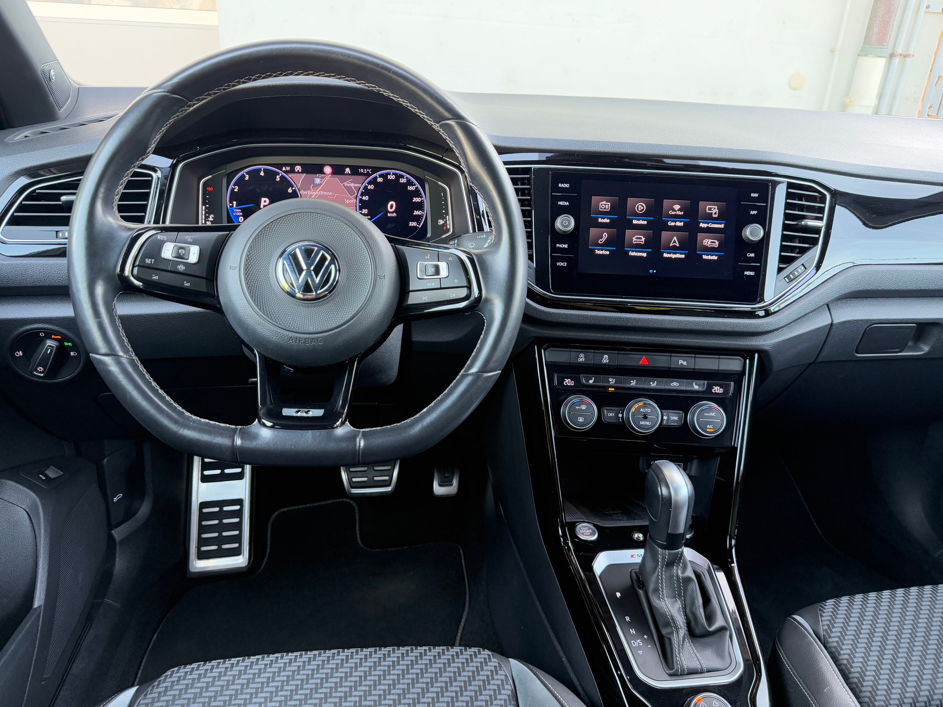 VW T-Roc 2.0 TSI R DSG 4Motion-image-6