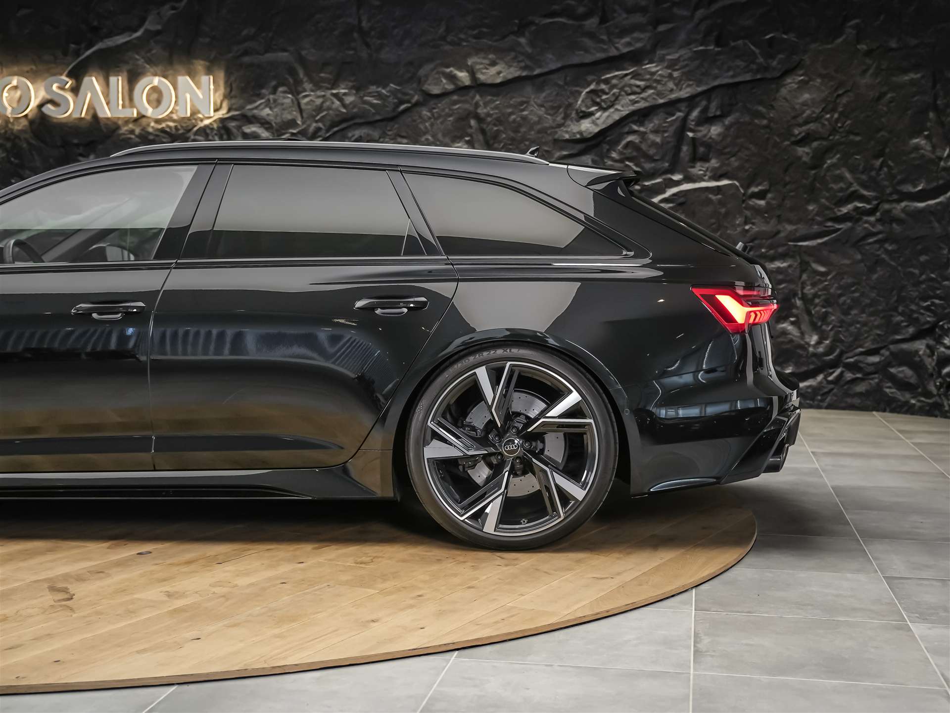 AUDI RS6 Avant 4.0 TFSI V8 quattro *CH-Auto*Panorama*Sitzlüftung*Head-Up*-image-19