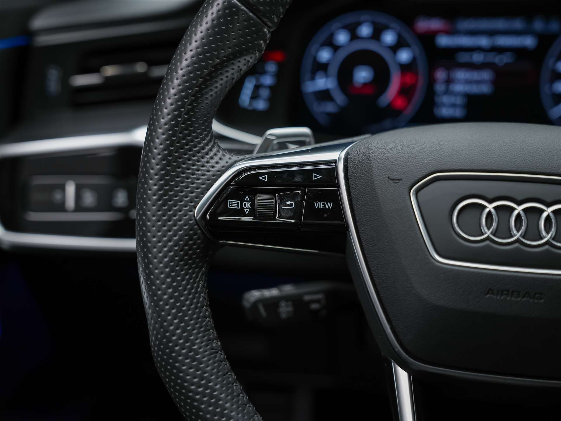 AUDI RS6 Avant 4.0 TFSI V8 quattro *CH-Auto*Panorama*Sitzlüftung*Head-Up*-image-31