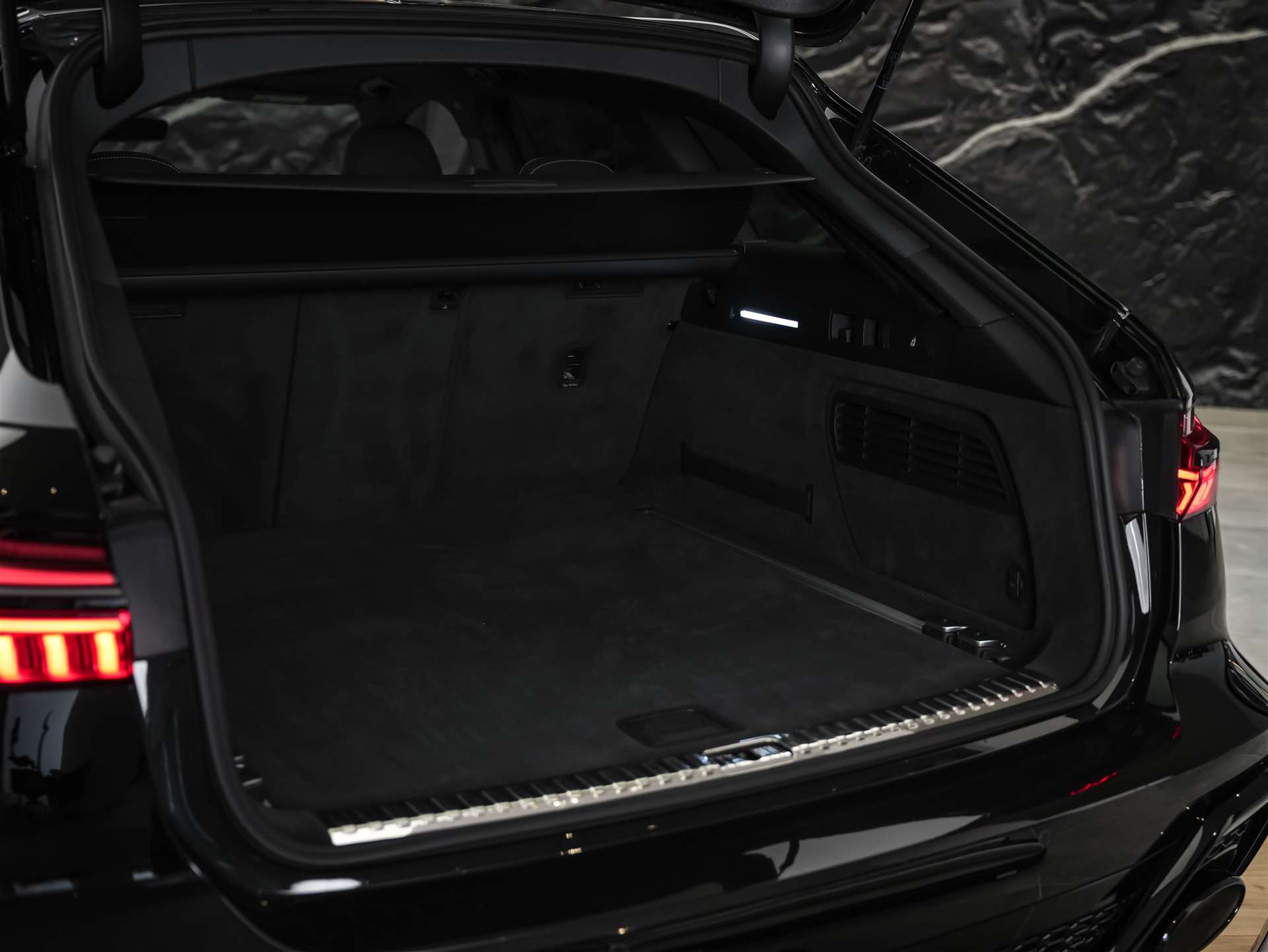 AUDI RS6 Avant 4.0 TFSI V8 quattro *CH-Auto*Panorama*Sitzlüftung*Head-Up*-image-44