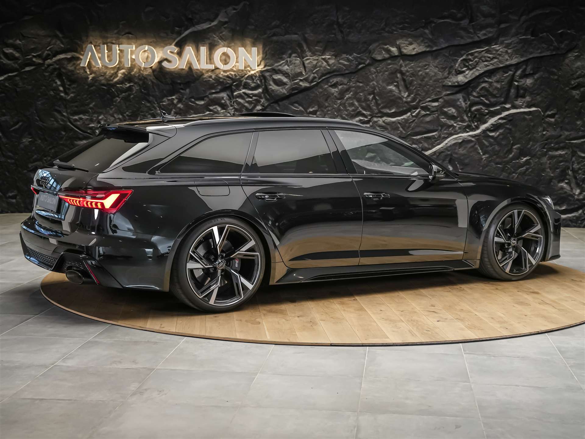 AUDI RS6 Avant 4.0 TFSI V8 quattro *CH-Auto*Panorama*Sitzlüftung*Head-Up*-image-4
